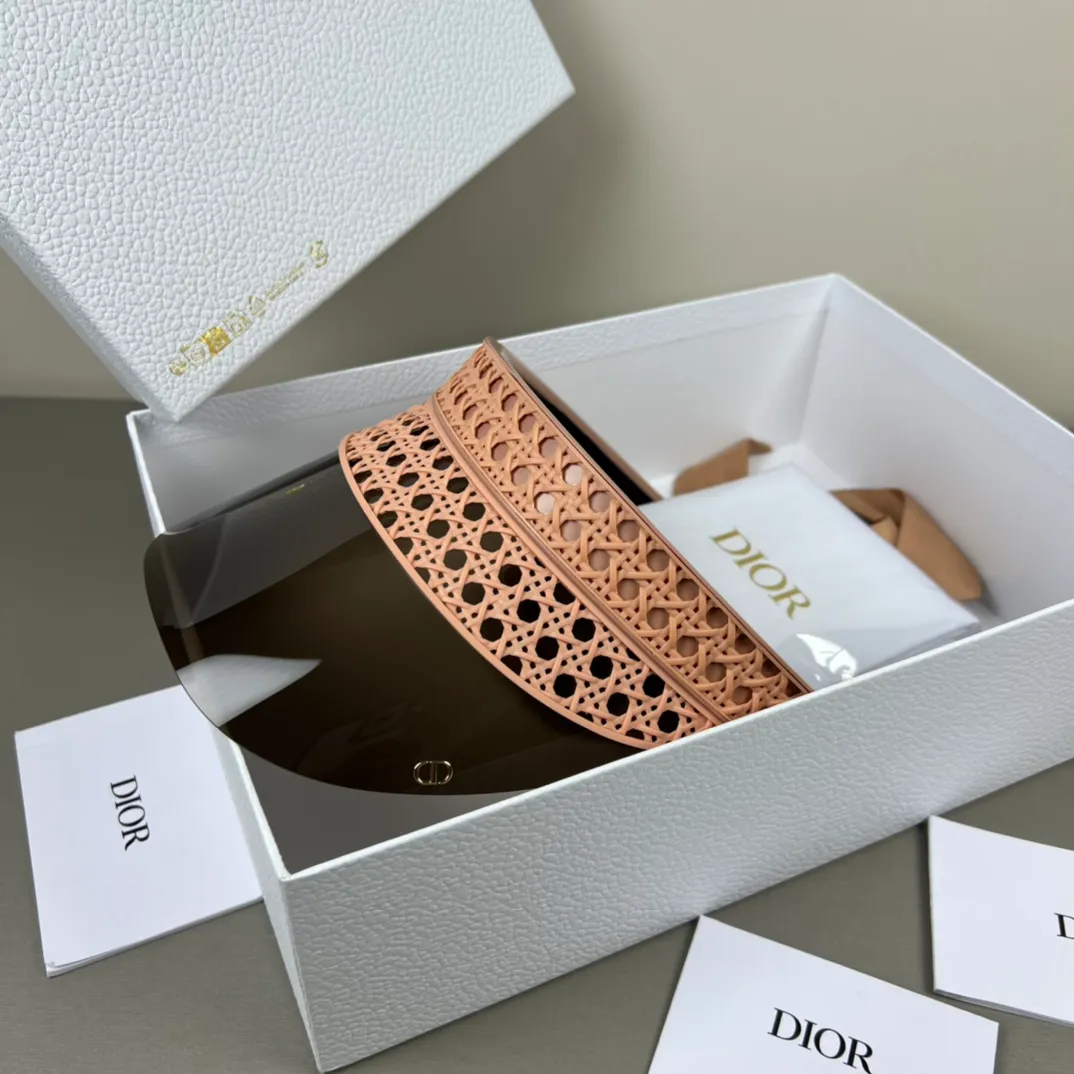 P380 with picture of the original packaging💰DIOR new style | Classic remodeling, elegance reborn 1. **Iconic cannage pattern element** Continuing Dior's most representative cannage pattern, the hat body uses three-dimensional embossing technology to present the classic texture, low-key interpretation of the brand gene, and highlighting the modern style of Parisian women. 2. **Innovative detachable ribbon design** The edge of the hat brim is decorated with a lightweight ribbon (which can be freely detached), giving it multiple styles - the ribbon is tied to show elegance, and when removed, it adds a neat and modern feel, meeting the needs of different occasions. 3. **Comfortable fit structure** It adopts a three-piece cutting process and adds memory foam padding on the inside, which is light and fits the head shape. It is comfortable and pressure-free when worn for a long time, taking into account both fashion and practicality. 4. **Functional hat brim upgrade** Inspired by the hat brim design of the Dior series, the slightly widened arc not only modifies the face shape, but also effectively blocks the sun, creating a perfect balance between practicality and artistry. **New series, continuing French elegance** Dior's new style reshapes classics with ingenious craftsmanship, combining the brand's iconic elements with modern functionality to provide urban women with daily choices that combine aesthetics and comfort.