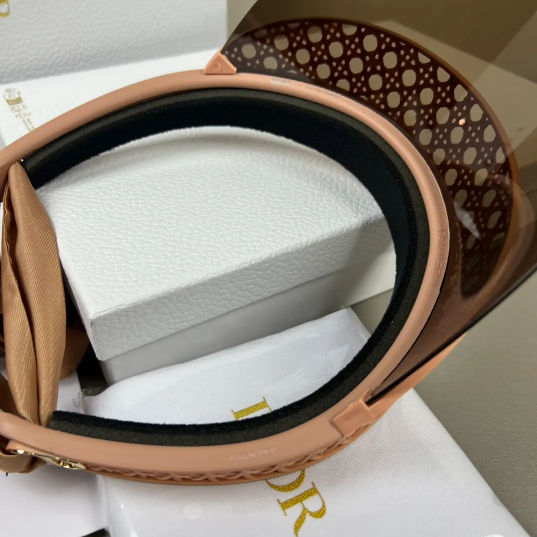 P380 with picture of the original packaging💰DIOR new style | Classic remodeling, elegance reborn 1. **Iconic cannage pattern element** Continuing Dior's most representative cannage pattern, the hat body uses three-dimensional embossing technology to present the classic texture, low-key interpretation of the brand gene, and highlighting the modern style of Parisian women. 2. **Innovative detachable ribbon design** The edge of the hat brim is decorated with a lightweight ribbon (which can be freely detached), giving it multiple styles - the ribbon is tied to show elegance, and when removed, it adds a neat and modern feel, meeting the needs of different occasions. 3. **Comfortable fit structure** It adopts a three-piece cutting process and adds memory foam padding on the inside, which is light and fits the head shape. It is comfortable and pressure-free when worn for a long time, taking into account both fashion and practicality. 4. **Functional hat brim upgrade** Inspired by the hat brim design of the Dior series, the slightly widened arc not only modifies the face shape, but also effectively blocks the sun, creating a perfect balance between practicality and artistry. **New series, continuing French elegance** Dior's new style reshapes classics with ingenious craftsmanship, combining the brand's iconic elements with modern functionality to provide urban women with daily choices that combine aesthetics and comfort.