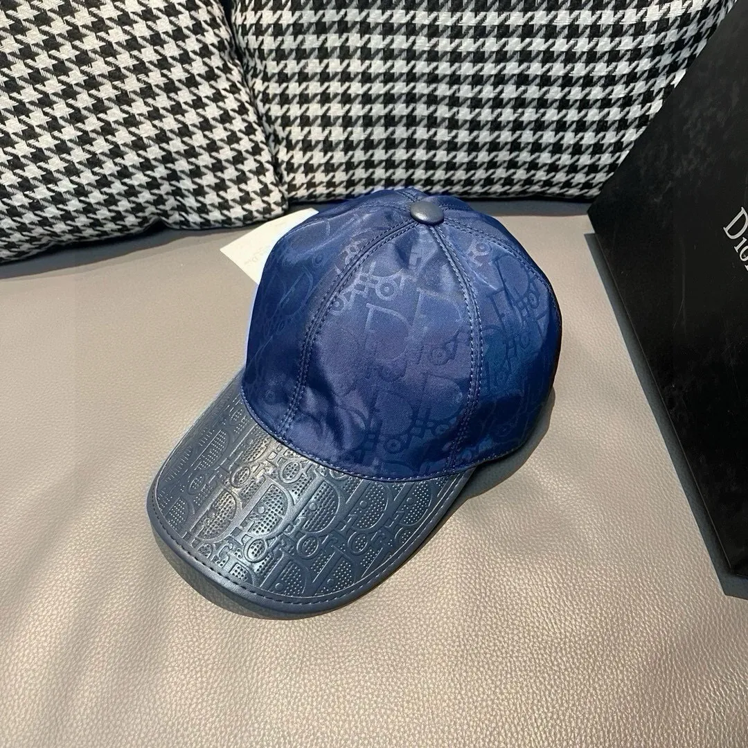 P90, Dior's new original baseball cap, Dior presbyopic leather, full of retro charm, 1:1 mold customization, original satin fabric + first-layer cowhide, pure cotton lining, light and breathable! The quality is great, the basic head circumference is 56cm, and the patch is adjustable.