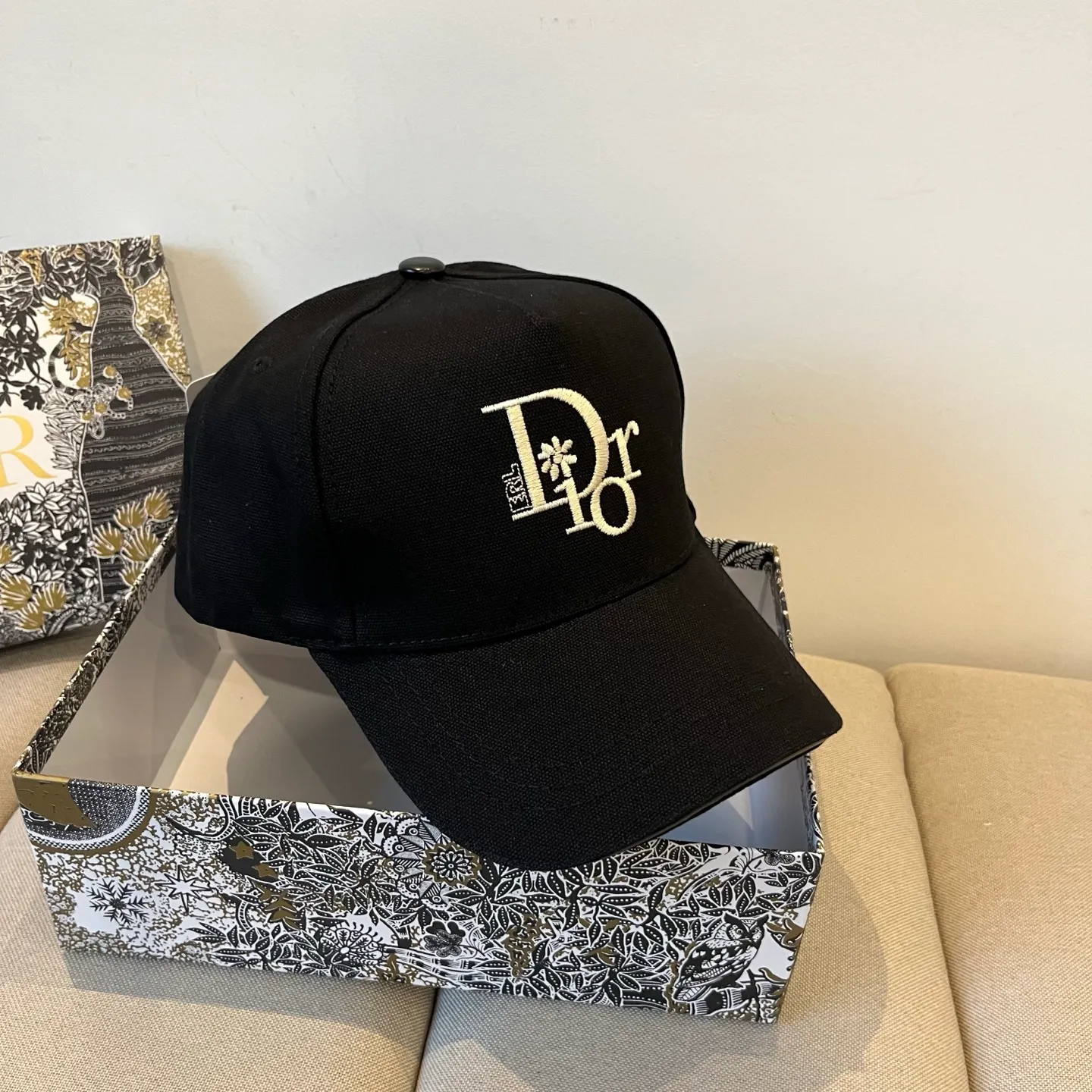 P60 [DIOR Dior] new popular simple baseball cap 🧢, new model shipped, big brand style is super easy to match, hurry up and get it!