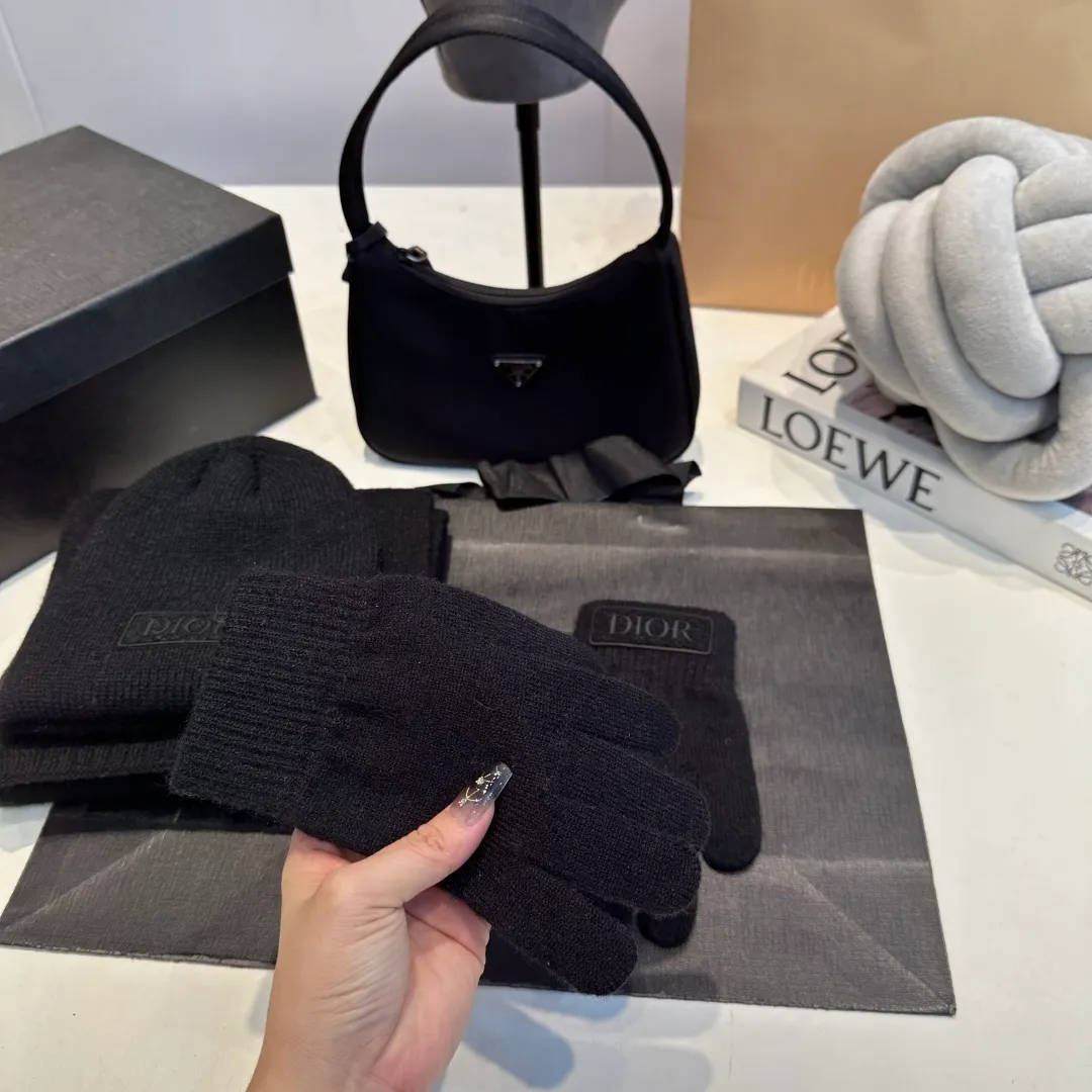 P150 Dior official website latest wool knitted hat + scarf + gloves set original order. Very soft and skin-friendly, very elastic 💓 Textured and very versatile style ~ Warm cashmere woolen hat, one size fits all and elastic ~ Unisex, can be worn by any head size. Really recommended