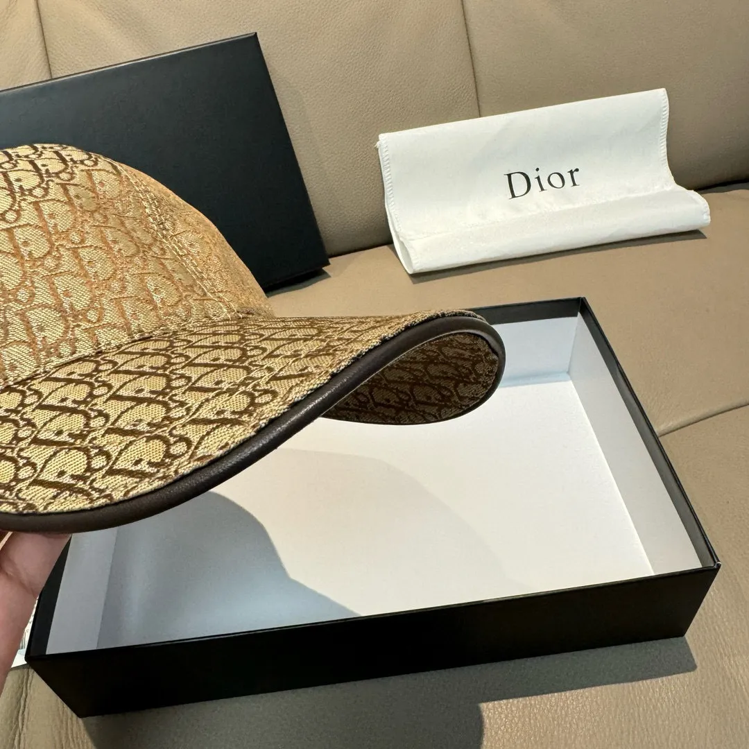 p90 New model shipped, Dior (Dior) new original baseball cap, Dior presbyopia, full of retro charm, popular out of stock at counters, 1:1 mold customization, original canvas fabric + first layer of cowhide, pure cotton lining, light and breathable! The quality is great, the basic head circumference is 56cm, and the patch is adjustable.