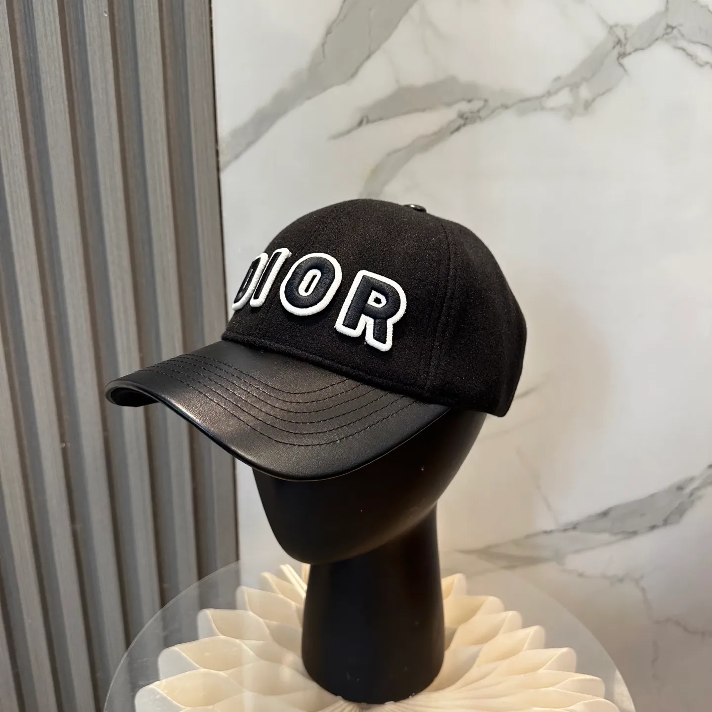 P70 Dior's new wool baseball cap for autumn and winter~ It is a super perfect interpretation of the sweet and cool style. I love it so much❤️ The top is sexy and handsome. Both are online! Same style for men and women