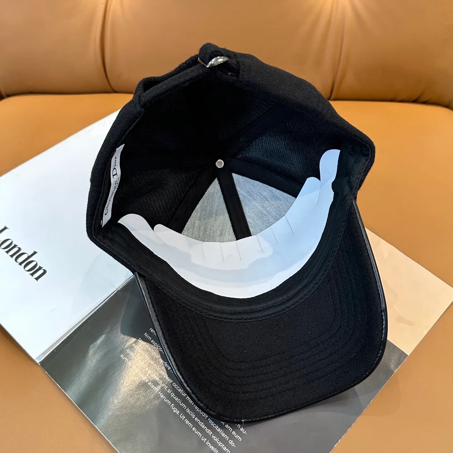 P70 Dior's new wool baseball cap for autumn and winter~ It is a super perfect interpretation of the sweet and cool style. I love it so much❤️ The top is sexy and handsome. Both are online! Same style for men and women