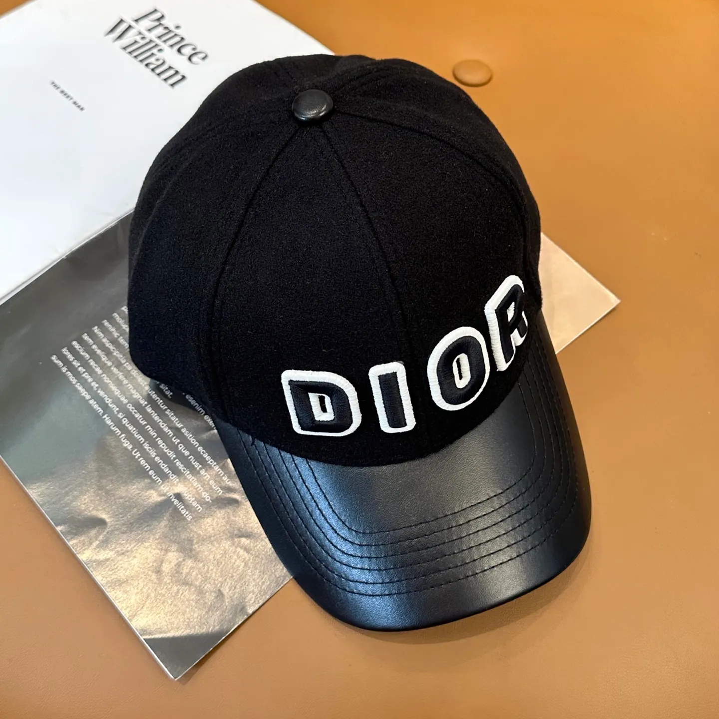 P70 Dior's new wool baseball cap for autumn and winter~ It is a super perfect interpretation of the sweet and cool style. I love it so much❤️ The top is sexy and handsome. Both are online! Same style for men and women