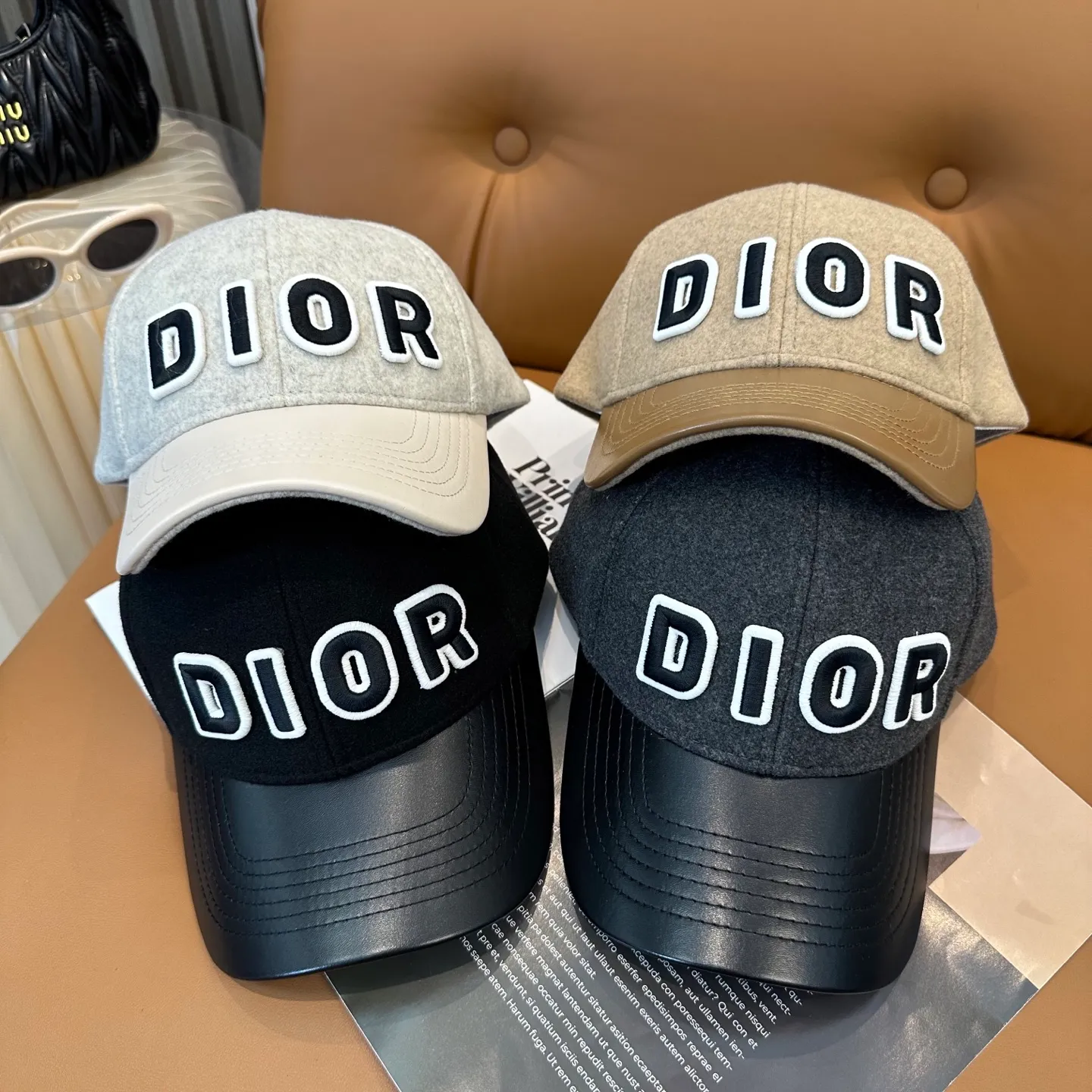 P70 Dior's new wool baseball cap for autumn and winter~ It is a super perfect interpretation of the sweet and cool style. I love it so much❤️ The top is sexy and handsome. Both are online! Same style for men and women