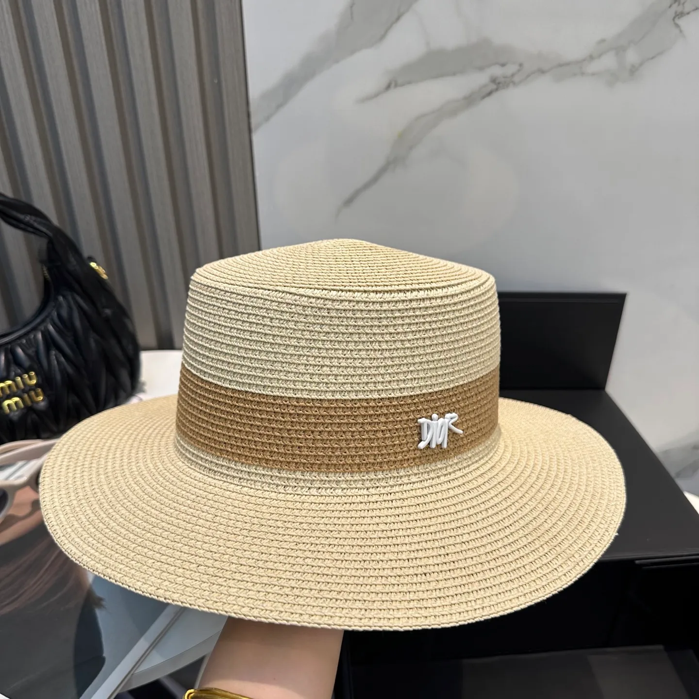 P70 Dior2025 new straw hat, advanced customization, lady style, attention to detail, sun protection and UV protection in summer, a must-have for travel, versatile and good-looking