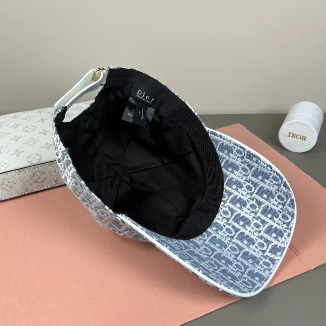 100💰Dior (Dior) new original baseball cap, Dior presbyopia, full of retro charm, popular out of stock at the counter, 1:1 mold customization, original canvas fabric + first layer of cowhide, pure cotton lining, light and breathable! The quality is great, the basic head circumference is 56cm, and the patch is adjustable.