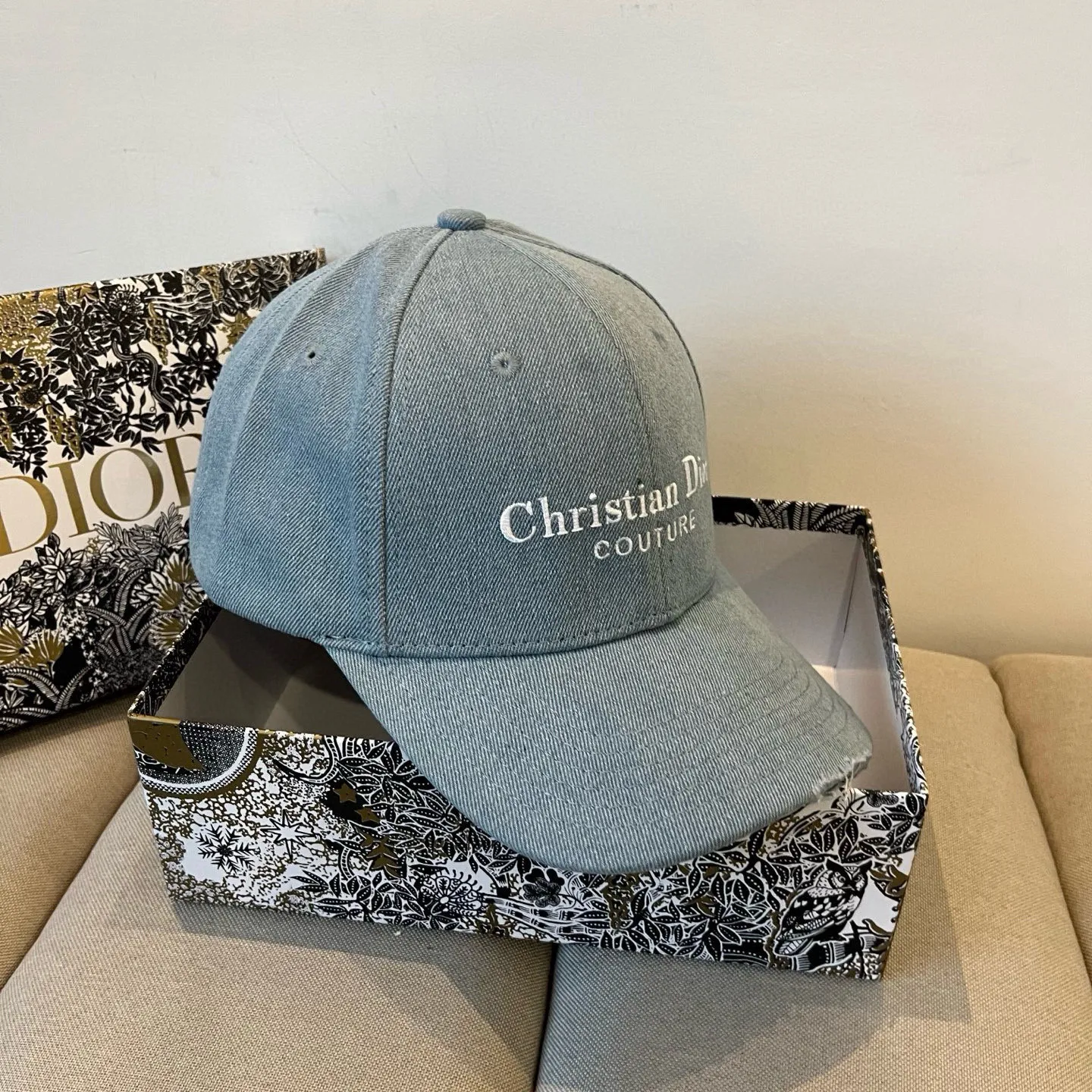 P60 [DIOR Dior] new popular simple baseball cap 🧢, new model shipped, big brand style is super easy to match, hurry up and get it!