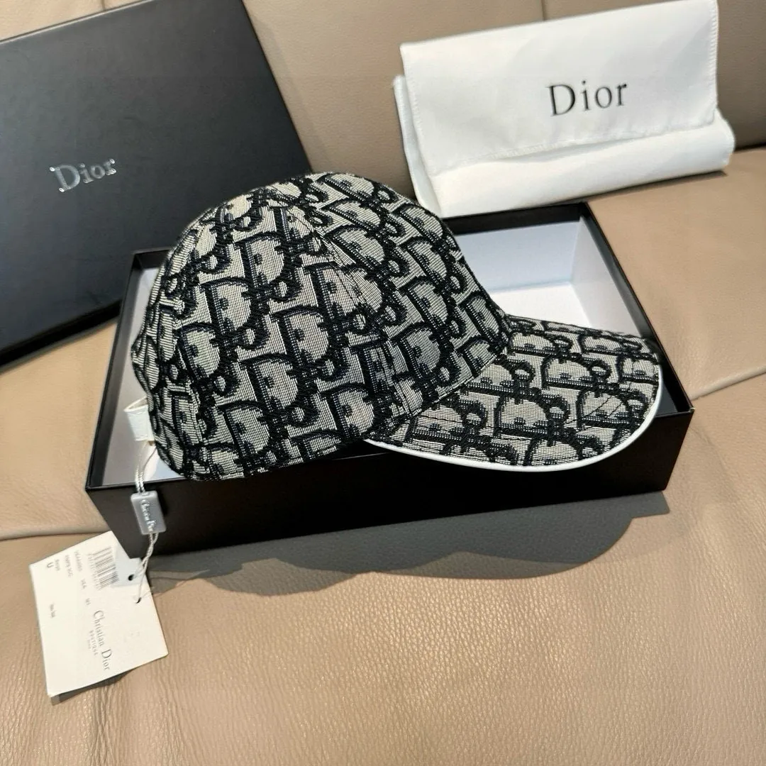Batch 90, Dior's new original baseball cap, Dior presbyopia, full of retro charm, popular out of stock at counters, 1:1 mold customization, original canvas fabric + first-layer cowhide, pure cotton lining, light and breathable! The quality is great, the basic head circumference is 56cm, and the patch is adjustable.