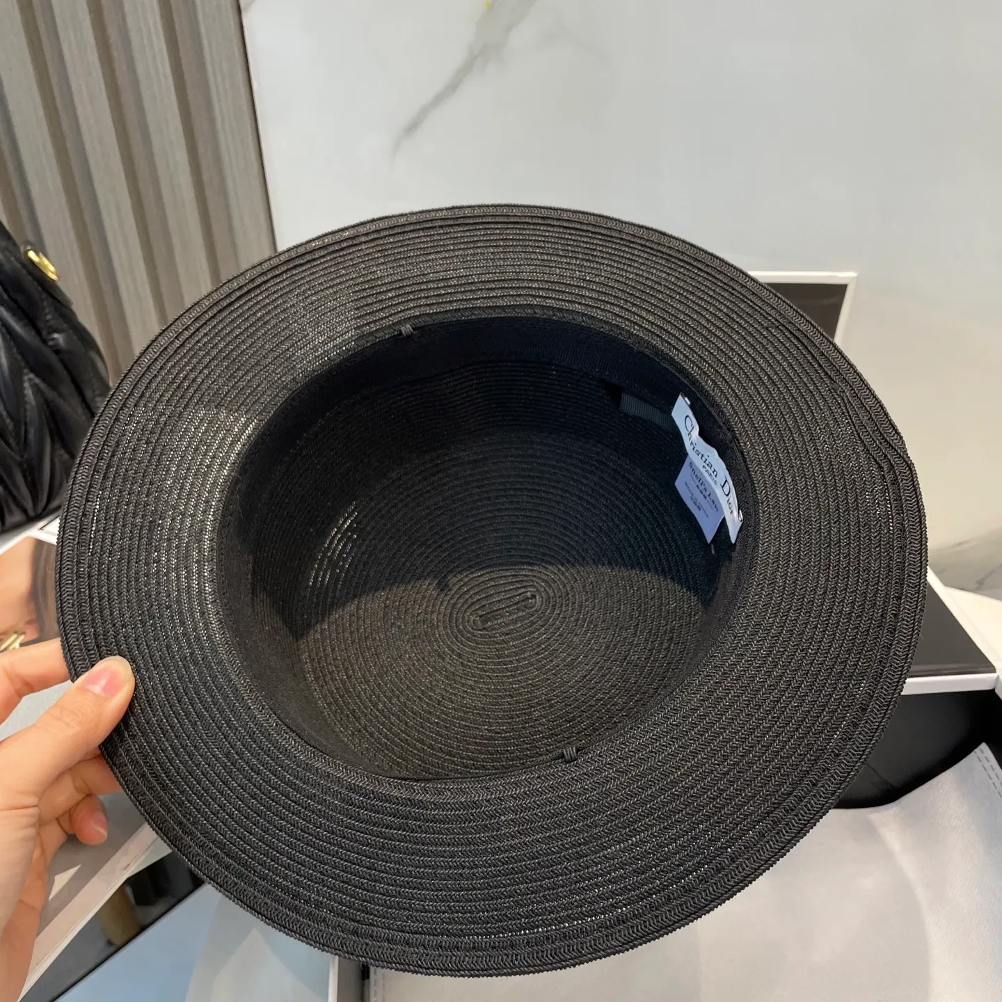 P70 Dior flat-top straw hat is versatile and does not matter the face shape. The flat brim does not block the line of sight. It is more practical. It is easy to wear for daily use and travel. It has an Instagram style and is particularly photogenic. It has an adjustment strap inside.