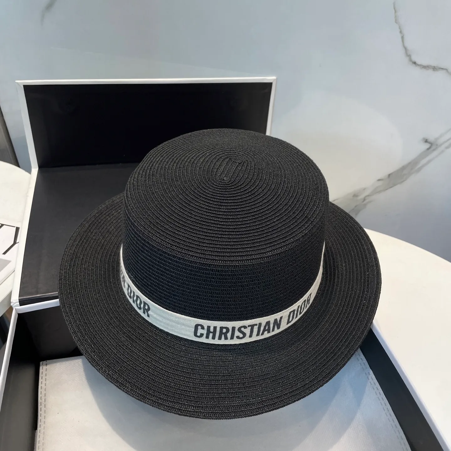 P70 Dior flat-top straw hat is versatile and does not matter the face shape. The flat brim does not block the line of sight. It is more practical. It is easy to wear for daily use and travel. It has an Instagram style and is particularly photogenic. It has an adjustment strap inside.