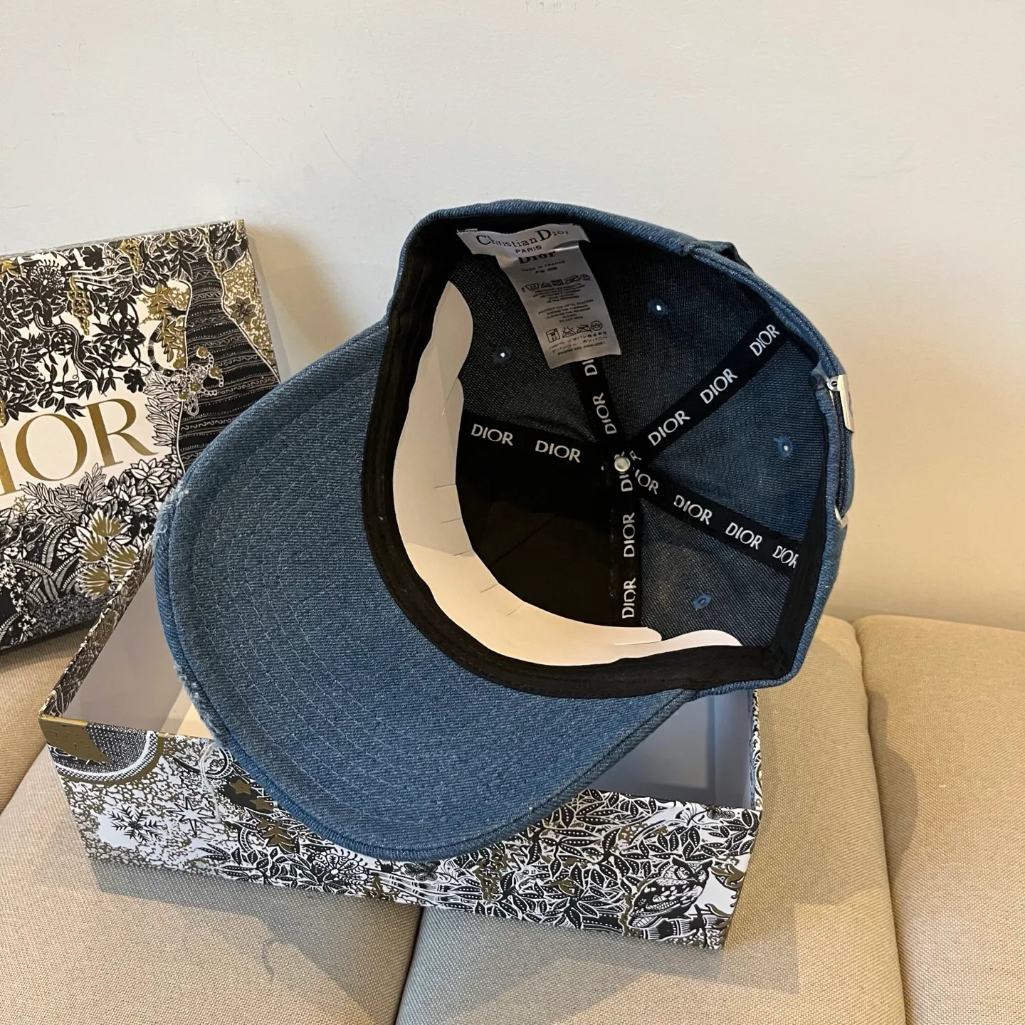 P70 [DIOR Dior] new popular simple baseball cap 🧢, new model shipped, big brand style is super easy to match, hurry up and get it!