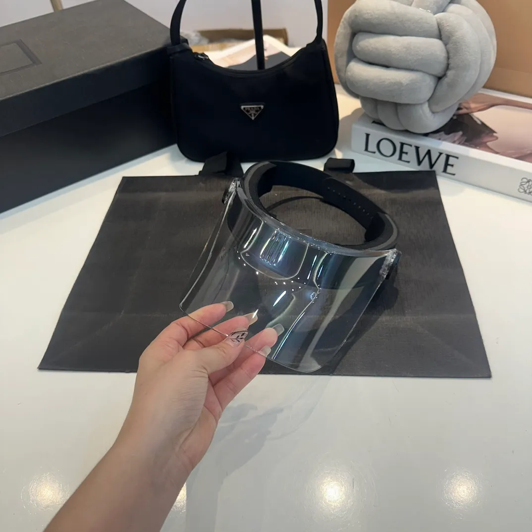 P170 D Home Jacquard version of Dior European fashion empty top hat! Lens cap! Many celebrities have the same style! A super fashionable and practical fashion item! 1:1 quality. New products synchronized at the counter! It has good breathability and is a must-have for summer sun protection! The color is grand! The style is novel and unique and goes well with clothes! Highly practical and high-end quality! High-quality resin fabric, high-end, light, hot and colorful! The elastic strap design is not limited to head circumference, and the sunshade effect is particularly good this summer!