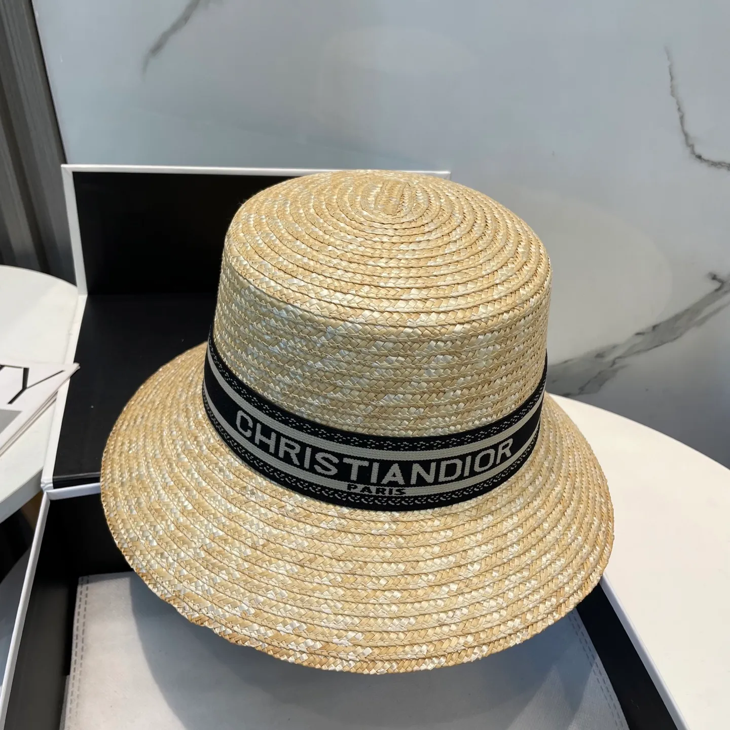 P80 Dior2025 new straw hat, advanced customization, lady style, attention to detail, sun protection and UV protection in summer, a must-have for travel, versatile and good-looking