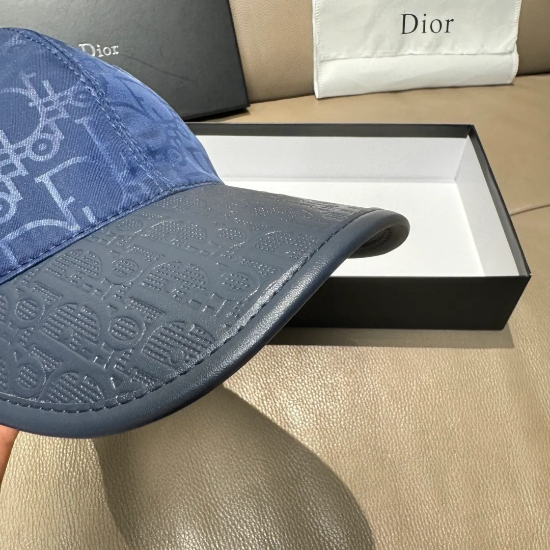 P90, Dior's new original baseball cap, Dior presbyopic leather, full of retro charm, 1:1 mold customization, original satin fabric + first-layer cowhide, pure cotton lining, light and breathable! The quality is great, the basic head circumference is 56cm, and the patch is adjustable.