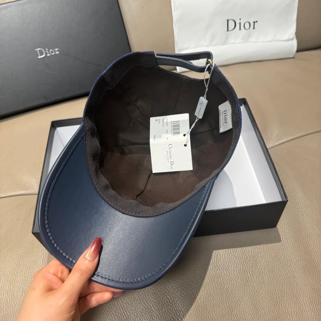 P90, Dior's new original baseball cap, Dior presbyopic leather, full of retro charm, 1:1 mold customization, original satin fabric + first-layer cowhide, pure cotton lining, light and breathable! The quality is great, the basic head circumference is 56cm, and the patch is adjustable.