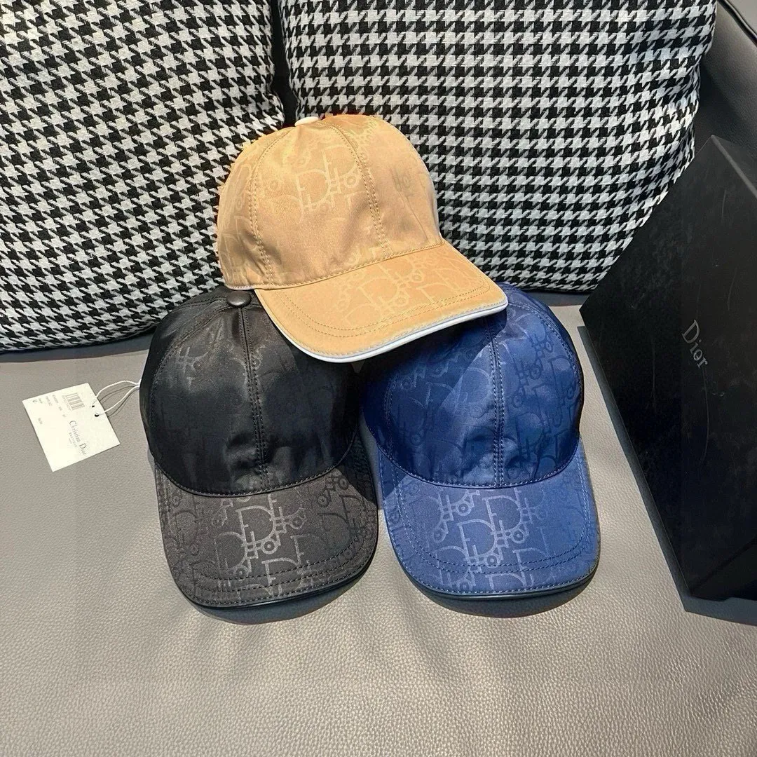 p90, Dior's new original baseball cap, Dior presbyopia, full of retro charm, popular out of stock at counters, 1:1 mold customization, original canvas fabric + first-layer cowhide, pure cotton lining, light and breathable! The quality is great, the basic head circumference is 56cm, and the patch is adjustable. Counter three colors