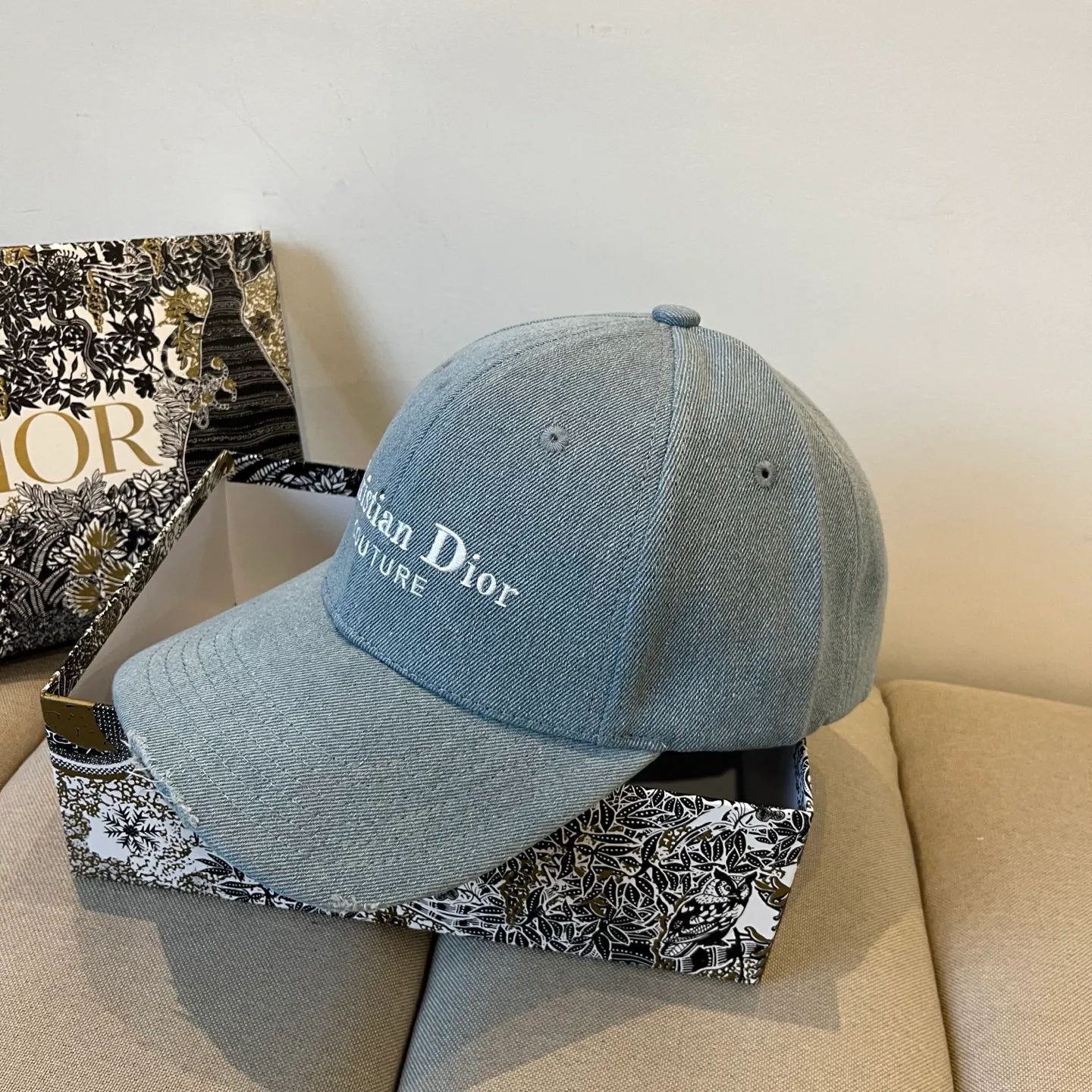 P70 [DIOR Dior] new popular simple baseball cap 🧢, new model shipped, big brand style is super easy to match, hurry up and get it!