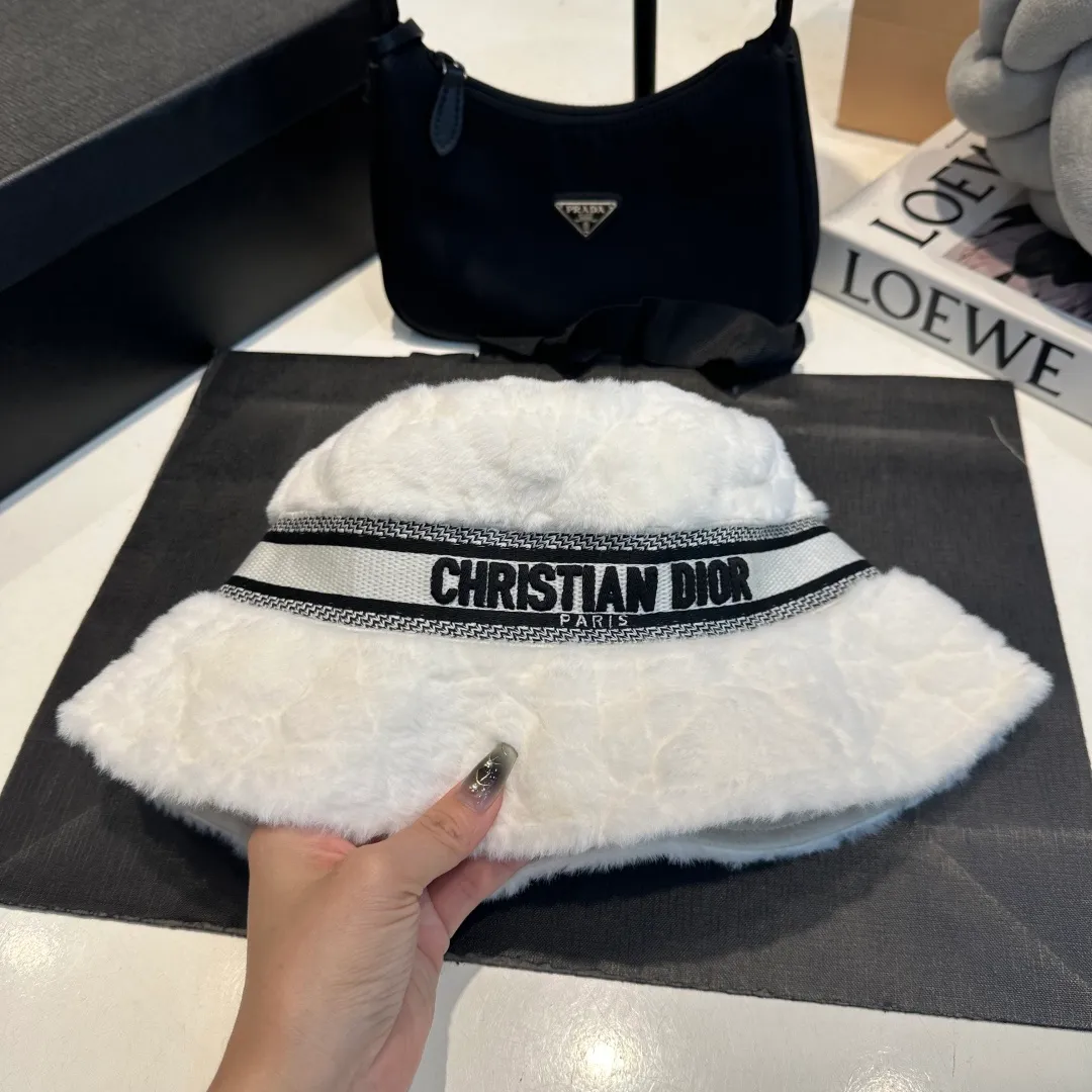 P70 Dior's new fisherman's hat with lettering and webbing. Super socialite. The deeper hat shape makes it more elegant. This season's hot item! Material: 100% cotton Head circumference: 57cm