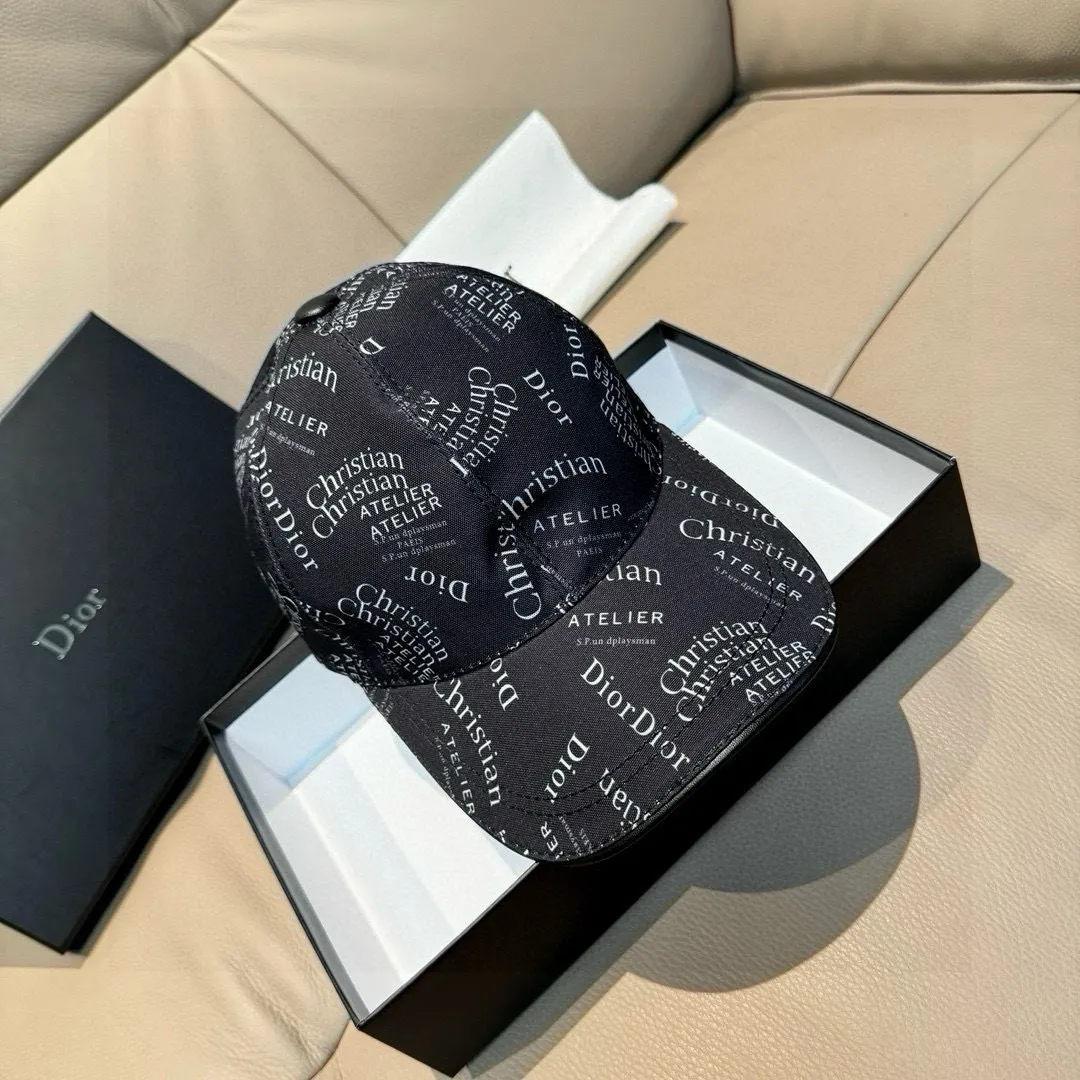 p90, Dior's new original baseball cap, Christian Dior screen printing, full of retro charm, popular out of stock at counters, 1:1 mold customization, original canvas fabric + first-layer cowhide, pure cotton lining, light and breathable! The quality is great, the basic head circumference is 56cm, and the patch is adjustable.