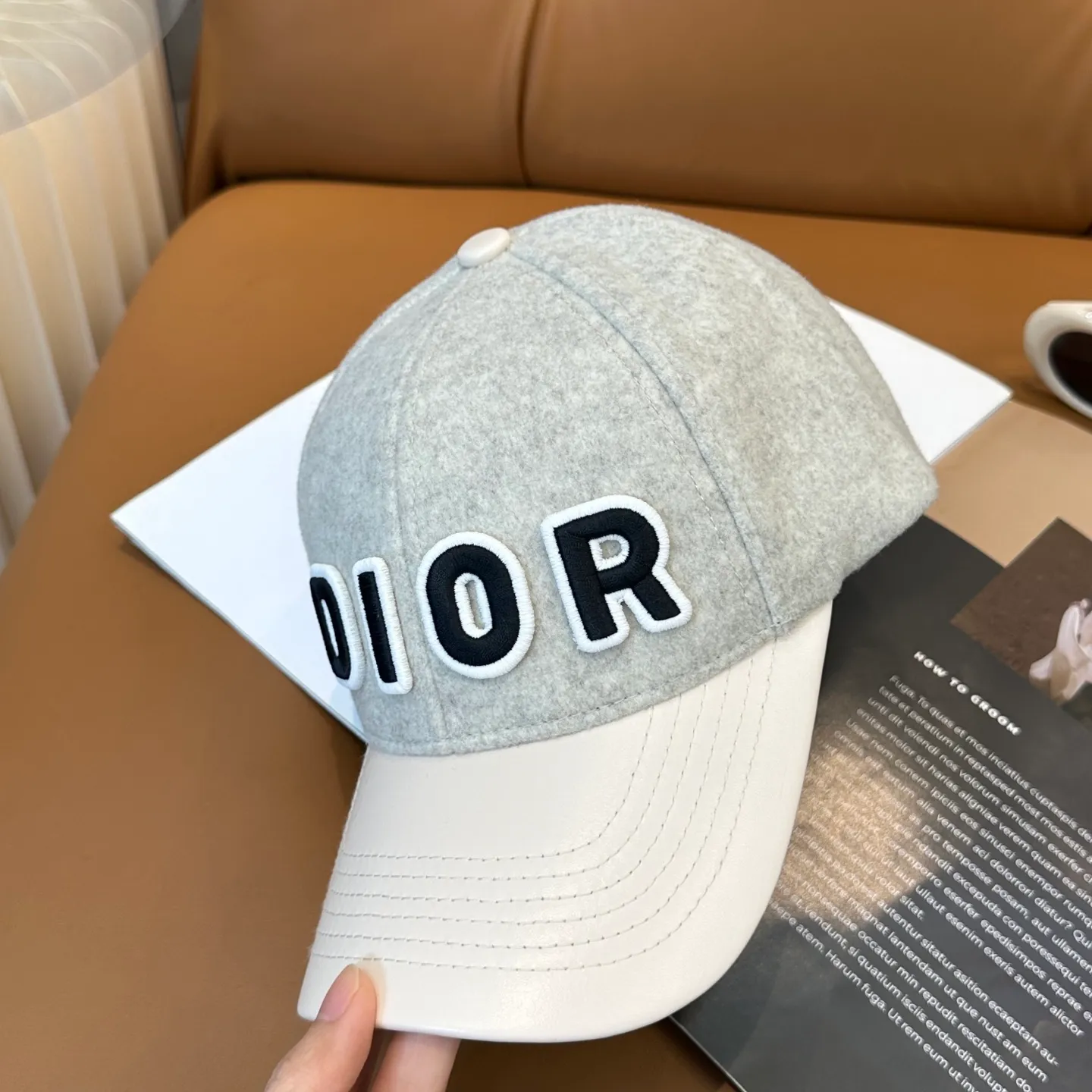 P70 Dior's new wool baseball cap for autumn and winter~ It is a super perfect interpretation of the sweet and cool style. I love it so much❤️ The top is sexy and handsome. Both are online! Same style for men and women