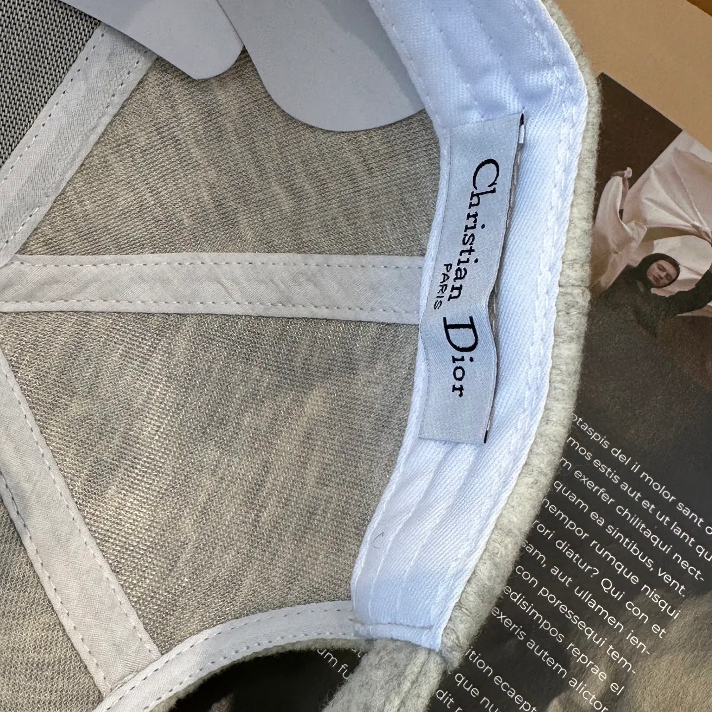 P70 Dior's new wool baseball cap for autumn and winter~ It is a super perfect interpretation of the sweet and cool style. I love it so much❤️ The top is sexy and handsome. Both are online! Same style for men and women