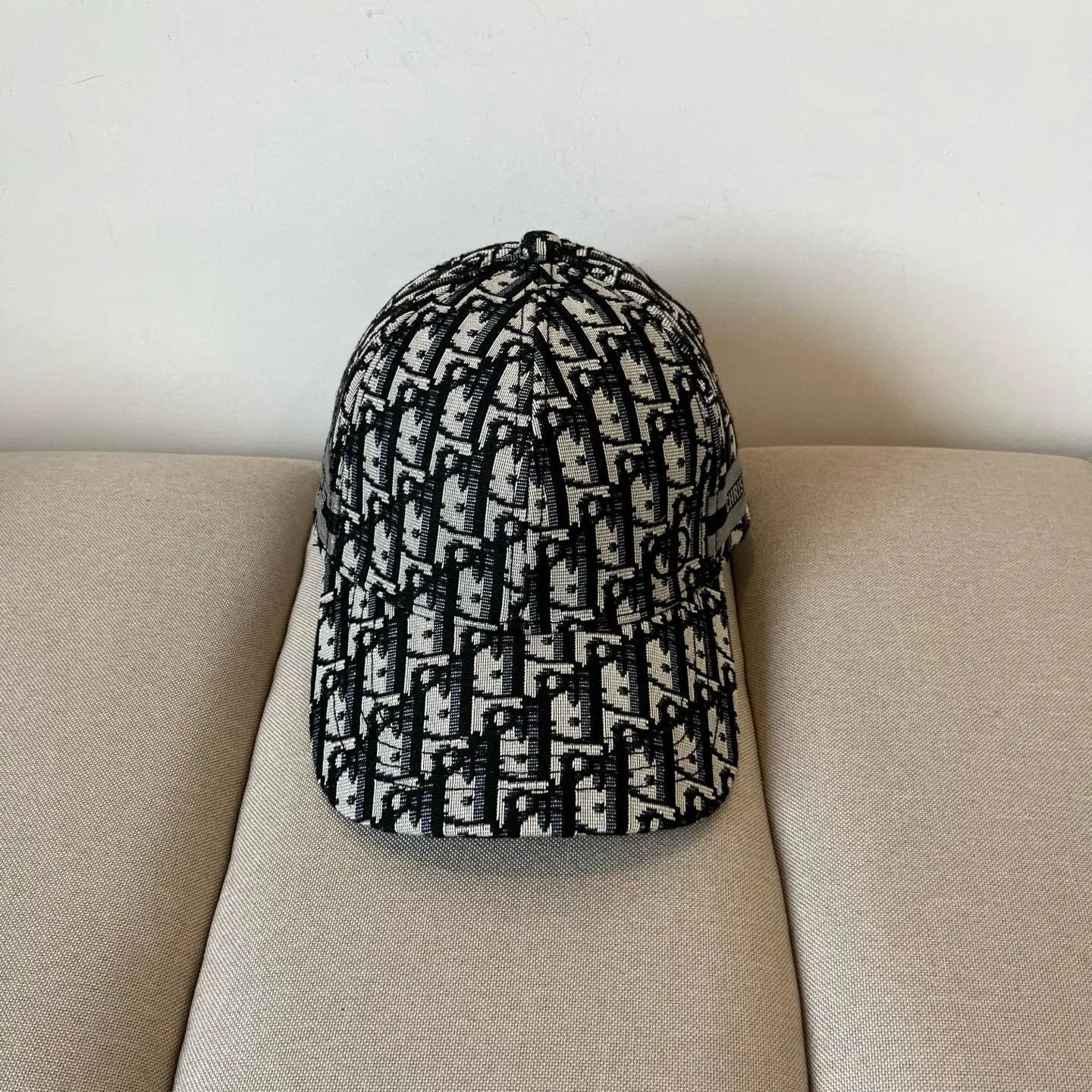 P60 [DIOR Dior] new popular simple baseball cap 🧢, new model shipped, big brand style is super easy to match, hurry up and get it!