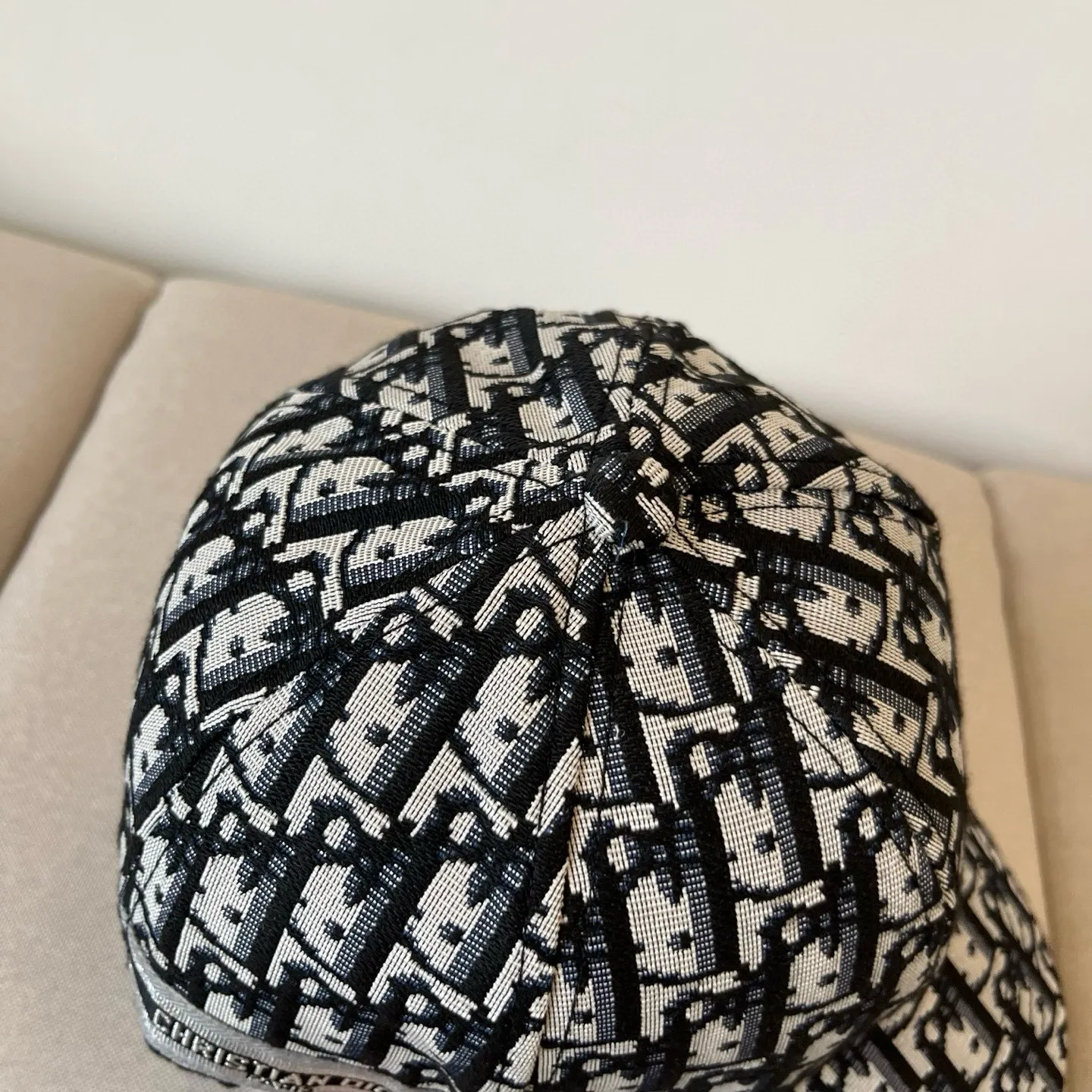 P60 [DIOR Dior] new popular simple baseball cap 🧢, new model shipped, big brand style is super easy to match, hurry up and get it!
