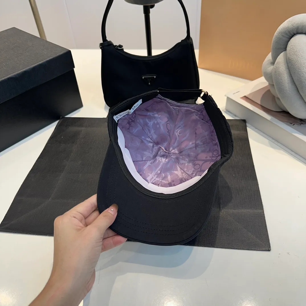 P56 DIOR Dior co-branded new counter synchronously embroidered simple baseball cap, hot style, synchronized with big brands, super easy to match, shipped!