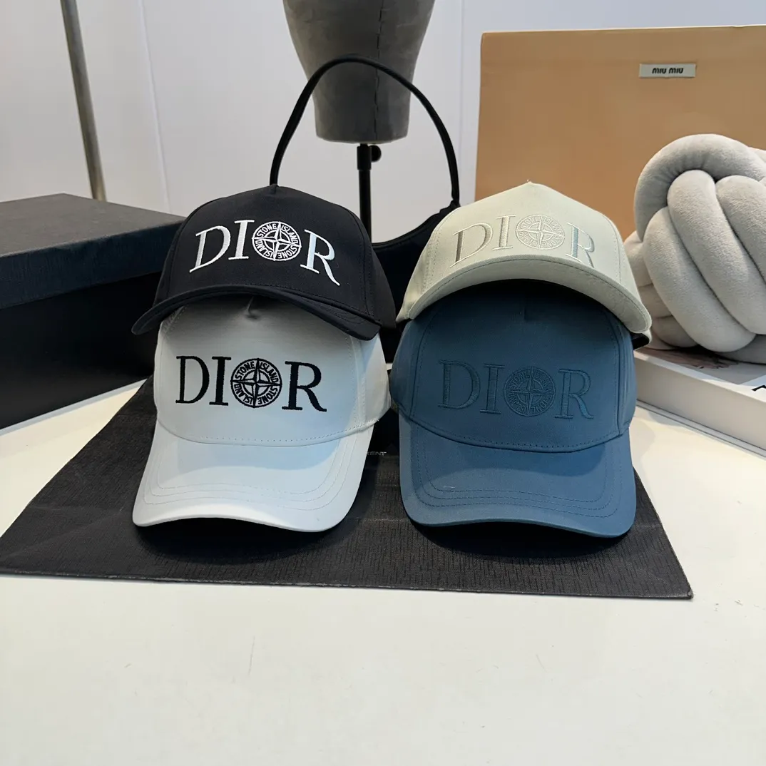 P56 DIOR Dior co-branded new counter synchronously embroidered simple baseball cap, hot style, synchronized with big brands, super easy to match, shipped!