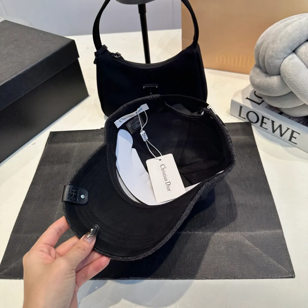 P70 DIOR Dior's new popular simple baseball cap 🧢, new model shipped, big brand style is super easy to match, hurry up and get it!