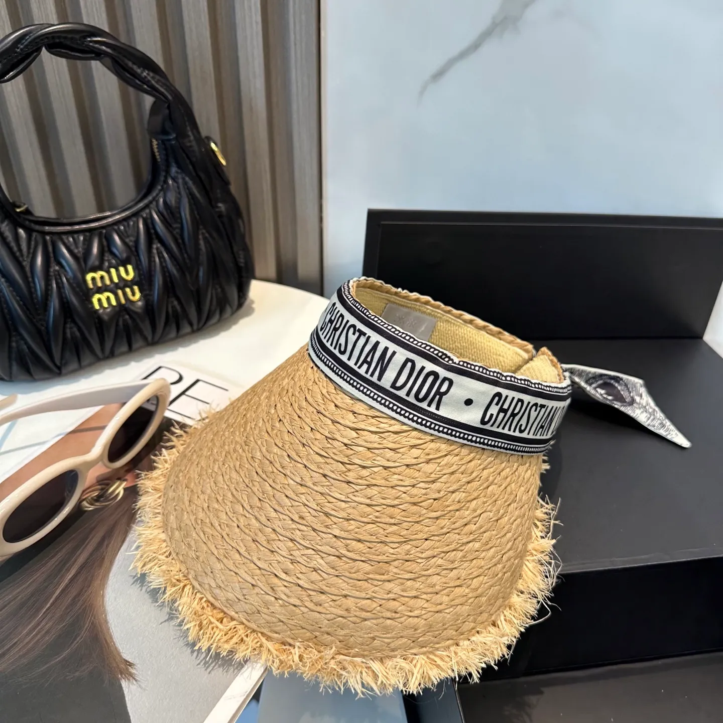 P66 Dior empty top hat, advanced customization, celebrity style, attention to detail, sun protection and UV protection in summer, a must-have for travel, versatile and good-looking