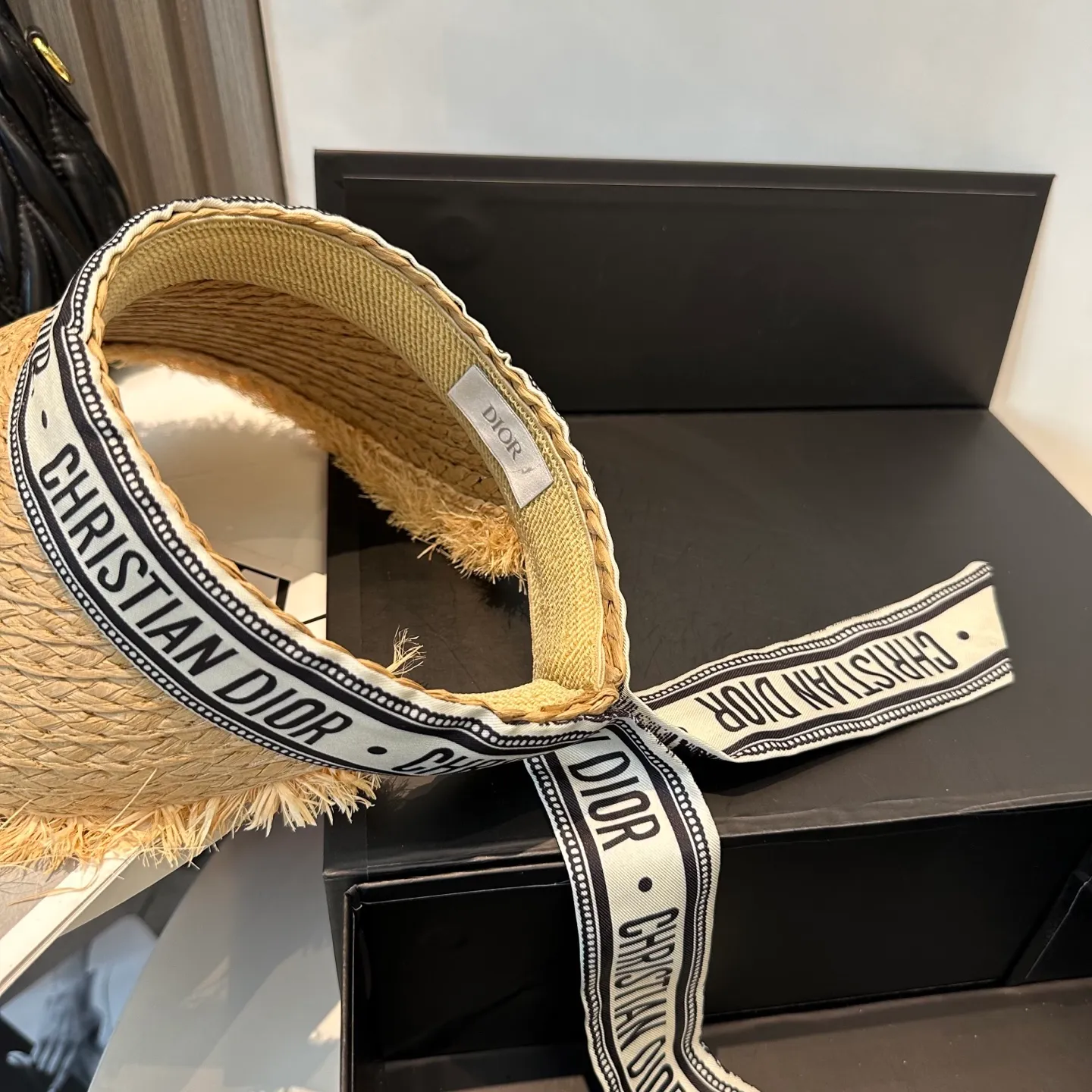 P66 Dior empty top hat, advanced customization, celebrity style, attention to detail, sun protection and UV protection in summer, a must-have for travel, versatile and good-looking