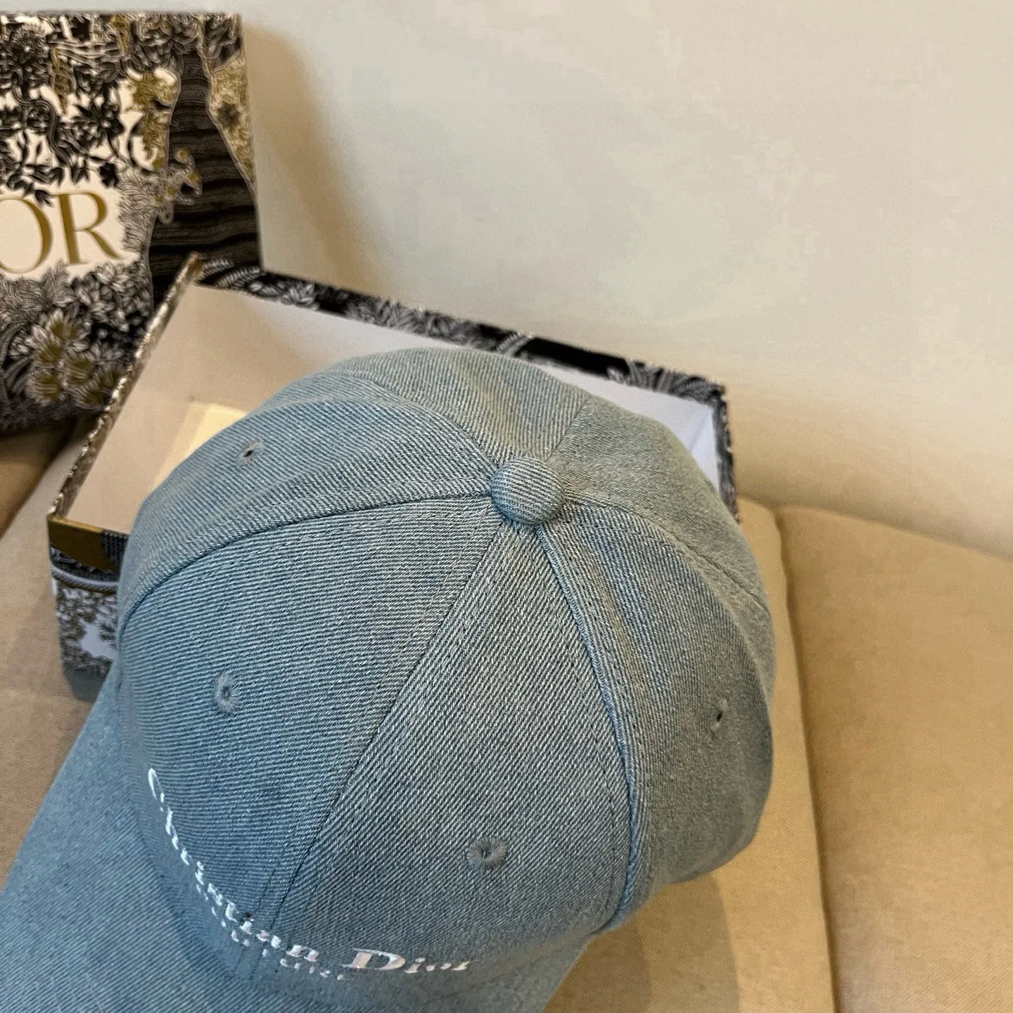 P60 [DIOR Dior] new popular simple baseball cap 🧢, new model shipped, big brand style is super easy to match, hurry up and get it!