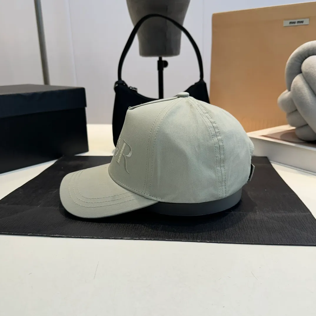P56 DIOR Dior co-branded new counter synchronously embroidered simple baseball cap, hot style, synchronized with big brands, super easy to match, shipped!