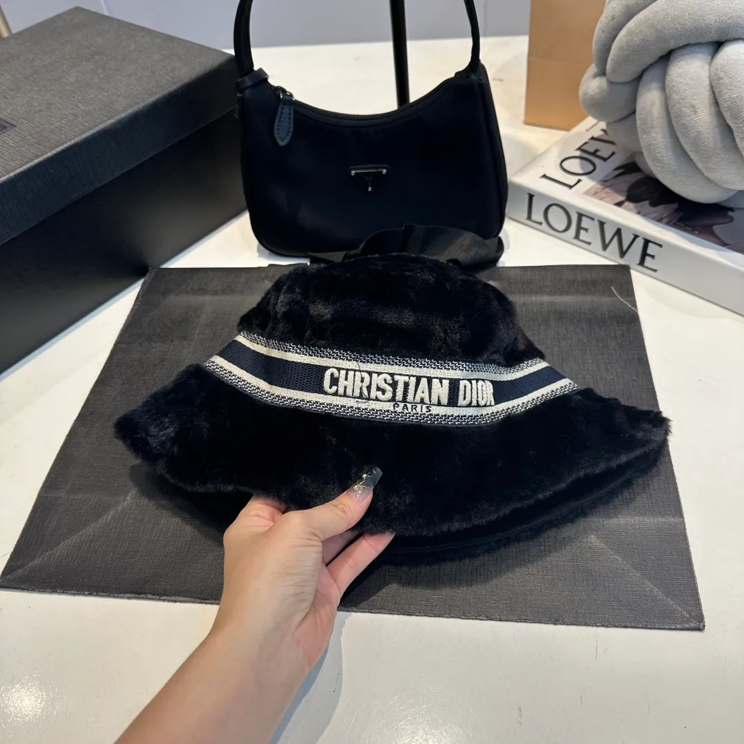 P70 Dior's new fisherman's hat with lettering and webbing. Super socialite. The deeper hat shape makes it more elegant. This season's hot item! Material: 100% cotton Head circumference: 57cm