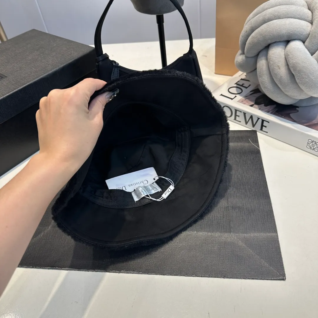 P70 Dior's new fisherman's hat with lettering and webbing. Super socialite. The deeper hat shape makes it more elegant. This season's hot item! Material: 100% cotton Head circumference: 57cm