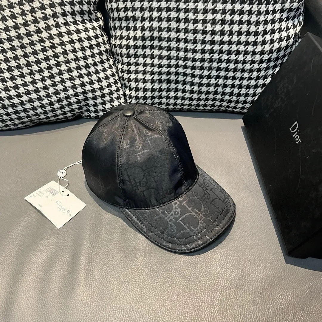 p90, Dior's new original baseball cap, Dior presbyopia, full of retro charm, popular out of stock at counters, 1:1 mold customization, original canvas fabric + first-layer cowhide, pure cotton lining, light and breathable! The quality is great, the basic head circumference is 56cm, and the patch is adjustable. Counter three colors