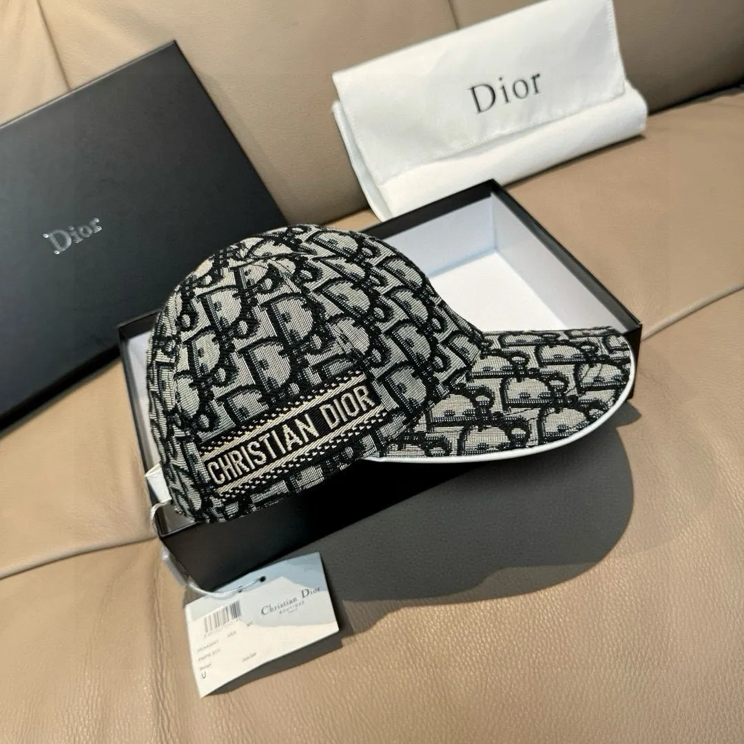 p90, Dior's new original baseball cap, Dior presbyopia, full of retro charm, popular out of stock at counters, 1:1 mold customization, original canvas fabric + first-layer cowhide, pure cotton lining, light and breathable! The quality is great, the basic head circumference is 56cm, and the patch is adjustable.