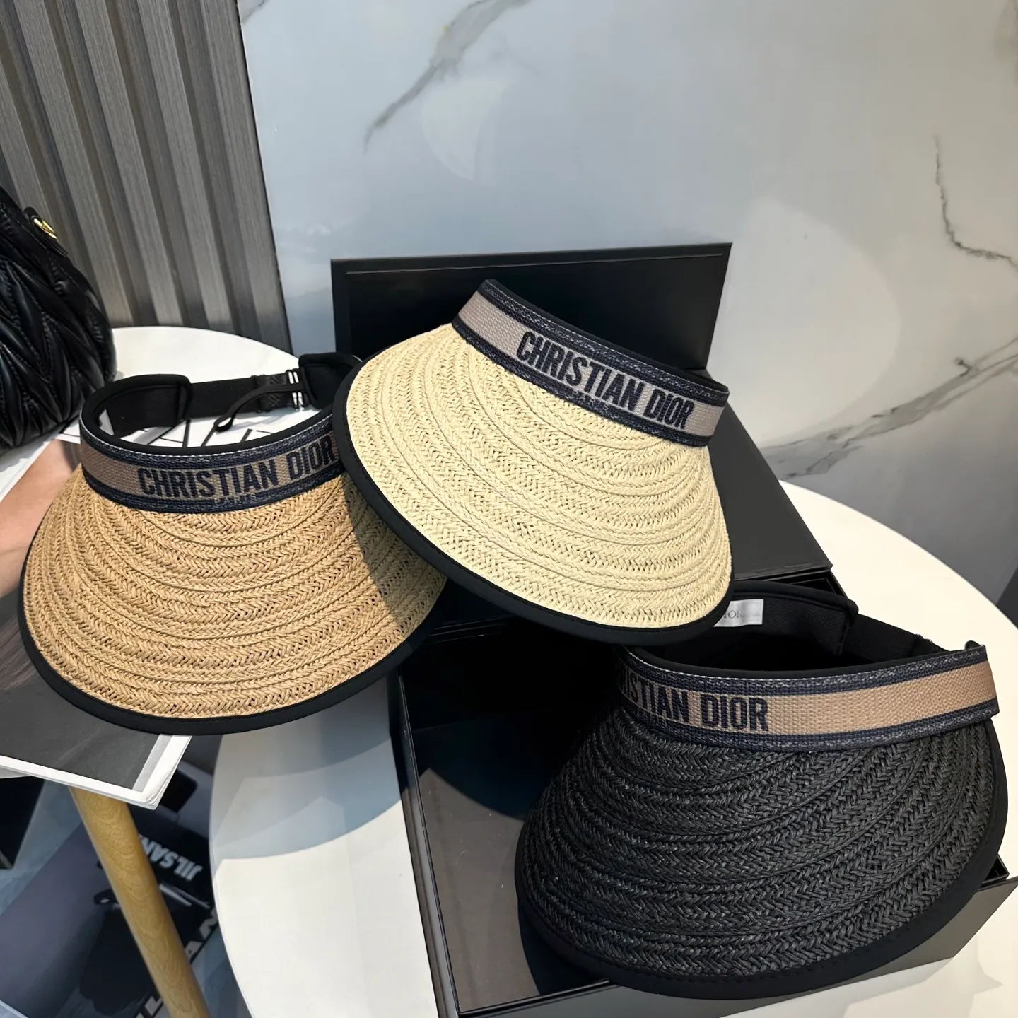 P70💛 Comes with dust bag Dior 2025 new sun visor hollow top headband hat, 🔆 versatile sun visor ~ a great tool for casual outings and a huge anti-scratch! Love it so much 💕