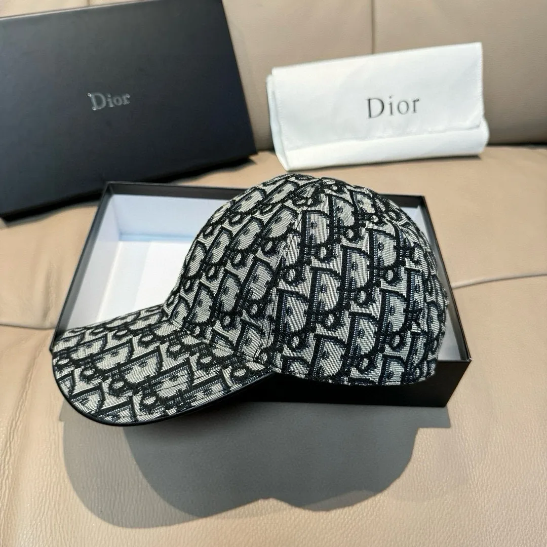 p90, Dior's new original baseball cap, Dior presbyopia, full of retro charm, popular out of stock at counters, 1:1 mold customization, original canvas fabric + first-layer cowhide, pure cotton lining, light and breathable! The quality is great, the basic head circumference is 56cm, and the patch is adjustable.