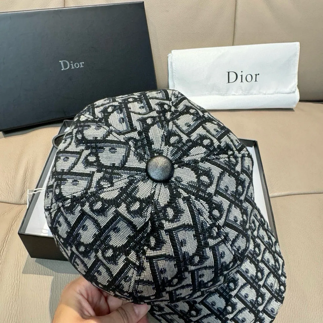 p90, Dior's new original baseball cap, Dior presbyopia, full of retro charm, popular out of stock at counters, 1:1 mold customization, original canvas fabric + first-layer cowhide, pure cotton lining, light and breathable! The quality is great, the basic head circumference is 56cm, and the patch is adjustable.