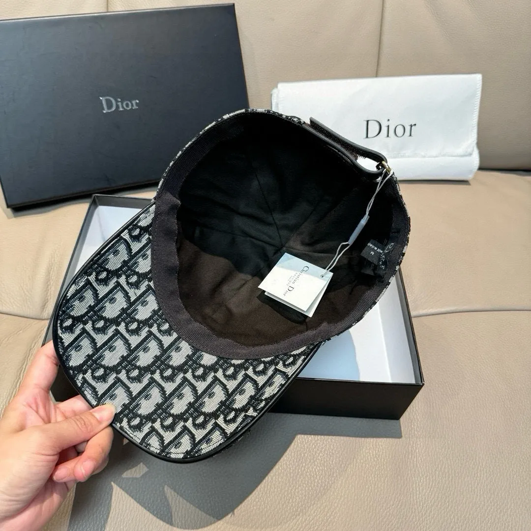 p90, Dior's new original baseball cap, Dior presbyopia, full of retro charm, popular out of stock at counters, 1:1 mold customization, original canvas fabric + first-layer cowhide, pure cotton lining, light and breathable! The quality is great, the basic head circumference is 56cm, and the patch is adjustable.
