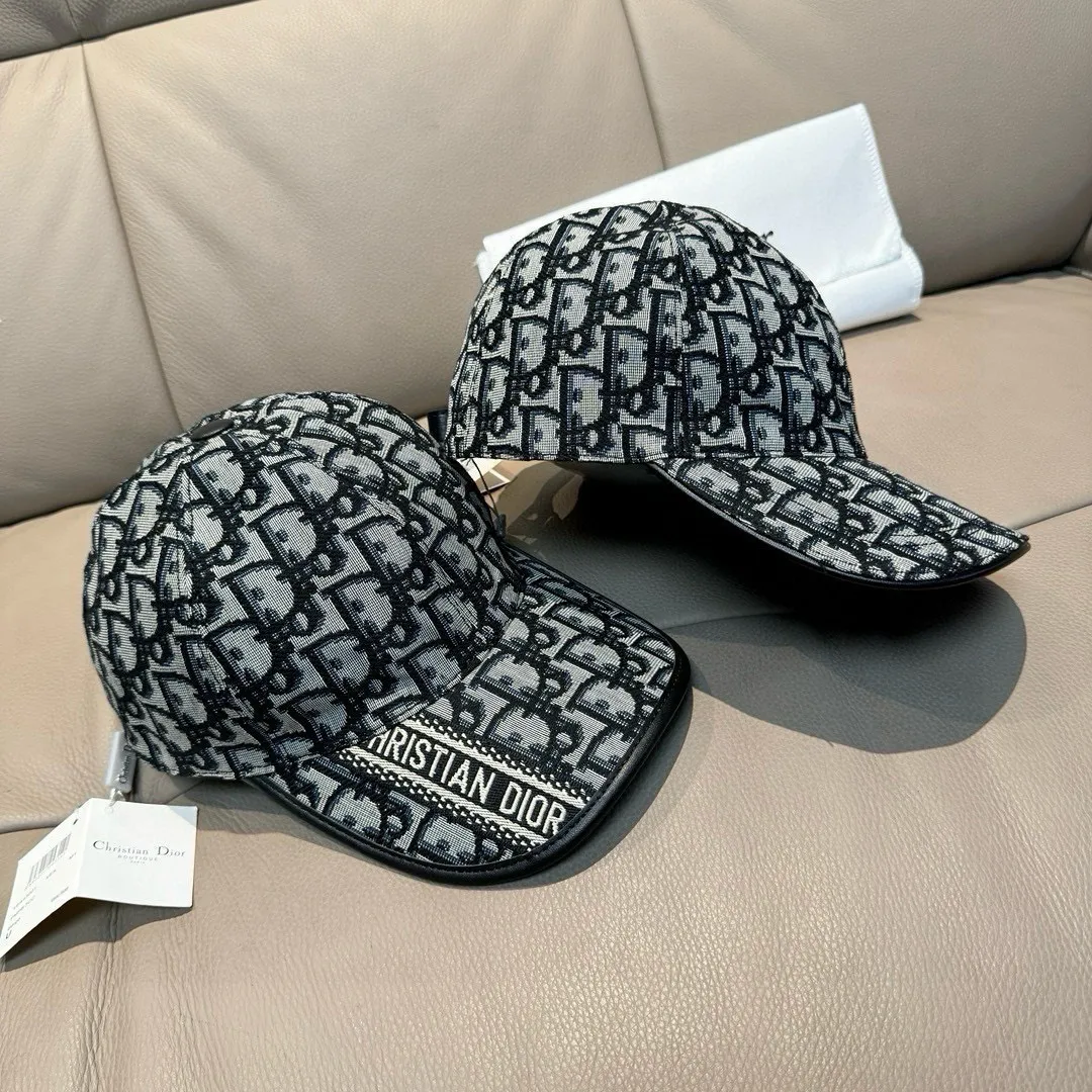 p90, Dior's new original baseball cap, Dior presbyopia, full of retro charm, popular out of stock at counters, 1:1 mold customization, original canvas fabric + first-layer cowhide, pure cotton lining, light and breathable! The quality is great, the basic head circumference is 56cm, and the patch is adjustable.