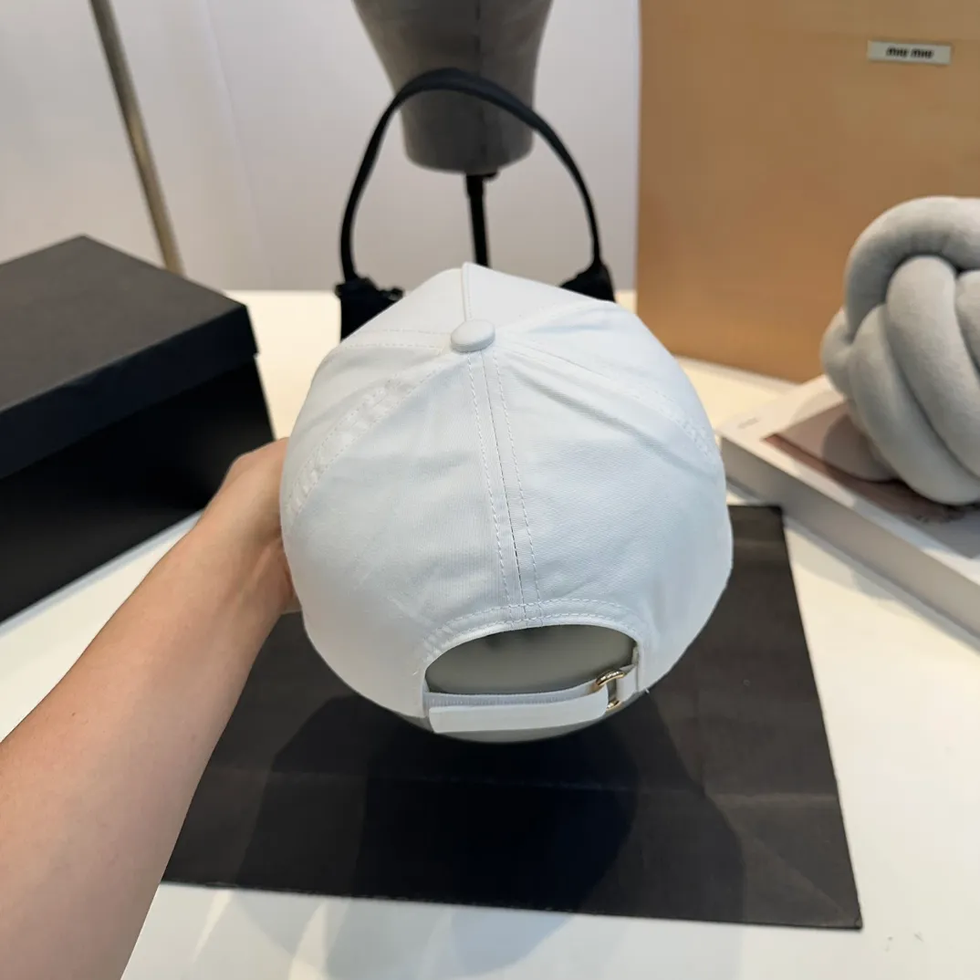 P56 DIOR Dior co-branded new counter synchronously embroidered simple baseball cap, hot style, synchronized with big brands, super easy to match, shipped!