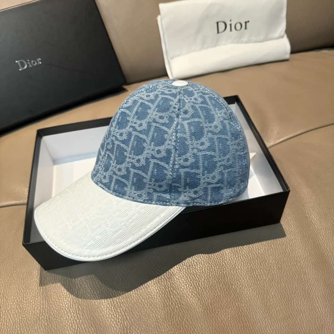 P90, Dior's new original baseball cap, Dior presbyopic leather, full of retro charm, 1:1 mold customization, original satin fabric + first-layer cowhide, pure cotton lining, light and breathable! The quality is great, the basic head circumference is 56cm, and the patch is adjustable.