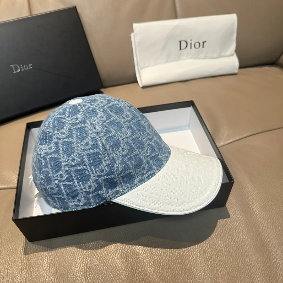 P90, Dior's new original baseball cap, Dior presbyopic leather, full of retro charm, 1:1 mold customization, original satin fabric + first-layer cowhide, pure cotton lining, light and breathable! The quality is great, the basic head circumference is 56cm, and the patch is adjustable.