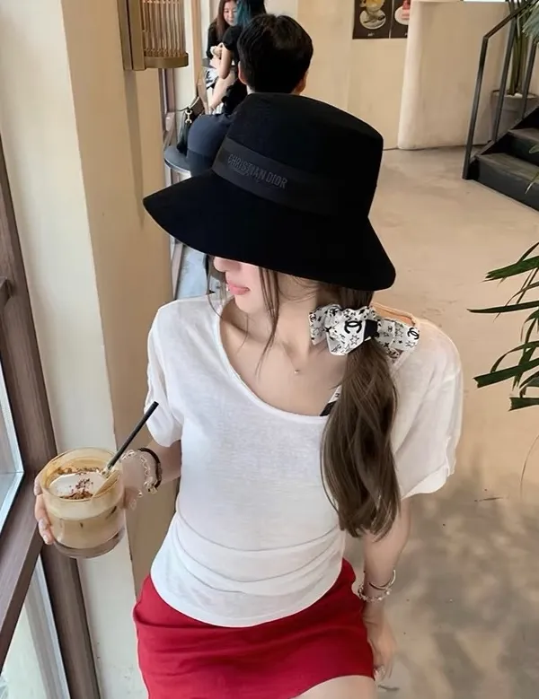 🆕Classic hot style for autumn and winter 🍂Dior imported wool embroidered letter basin hat 🐑Versatile and fashionable style ✨Black
