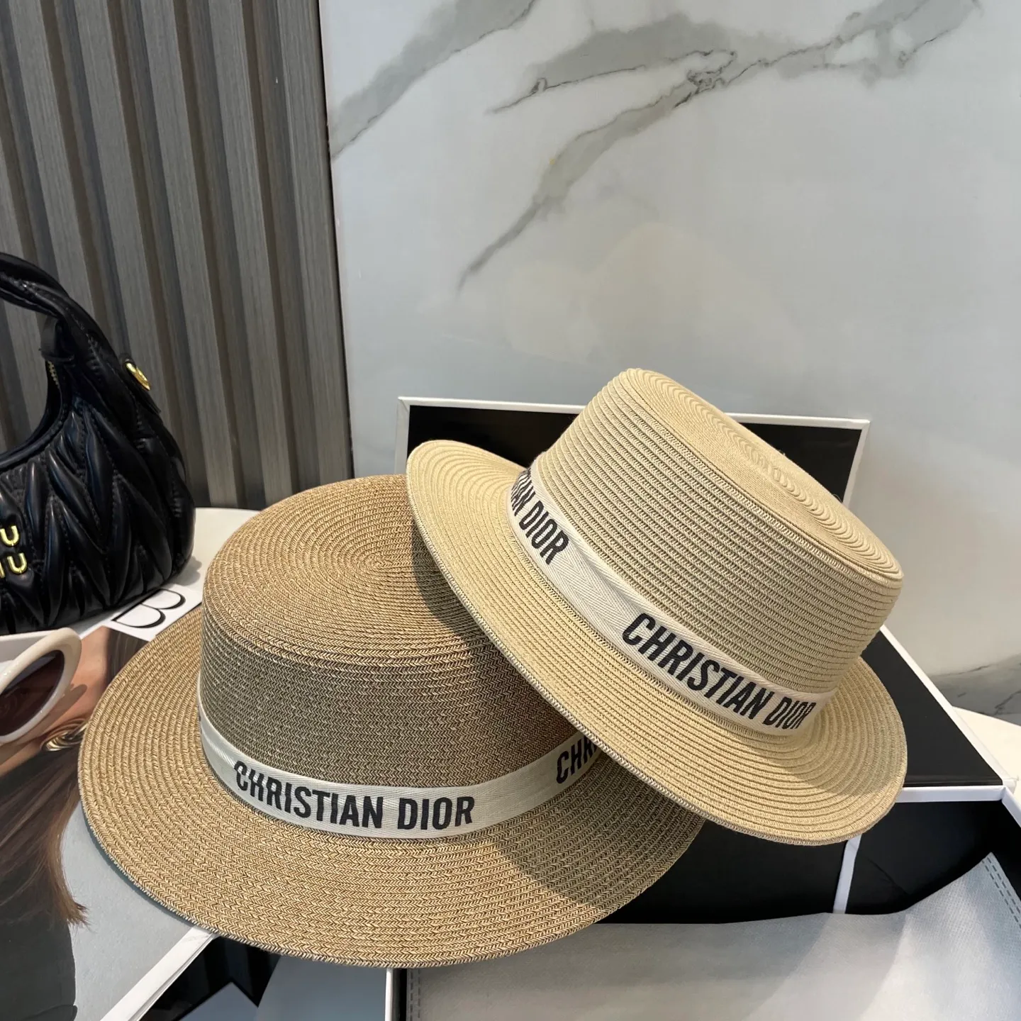 P70 Dior flat-top straw hat is versatile and does not matter the face shape. The flat brim does not block the line of sight. It is more practical. It is easy to wear for daily use and travel. It has an Instagram style and is particularly photogenic. It has an adjustment strap inside.